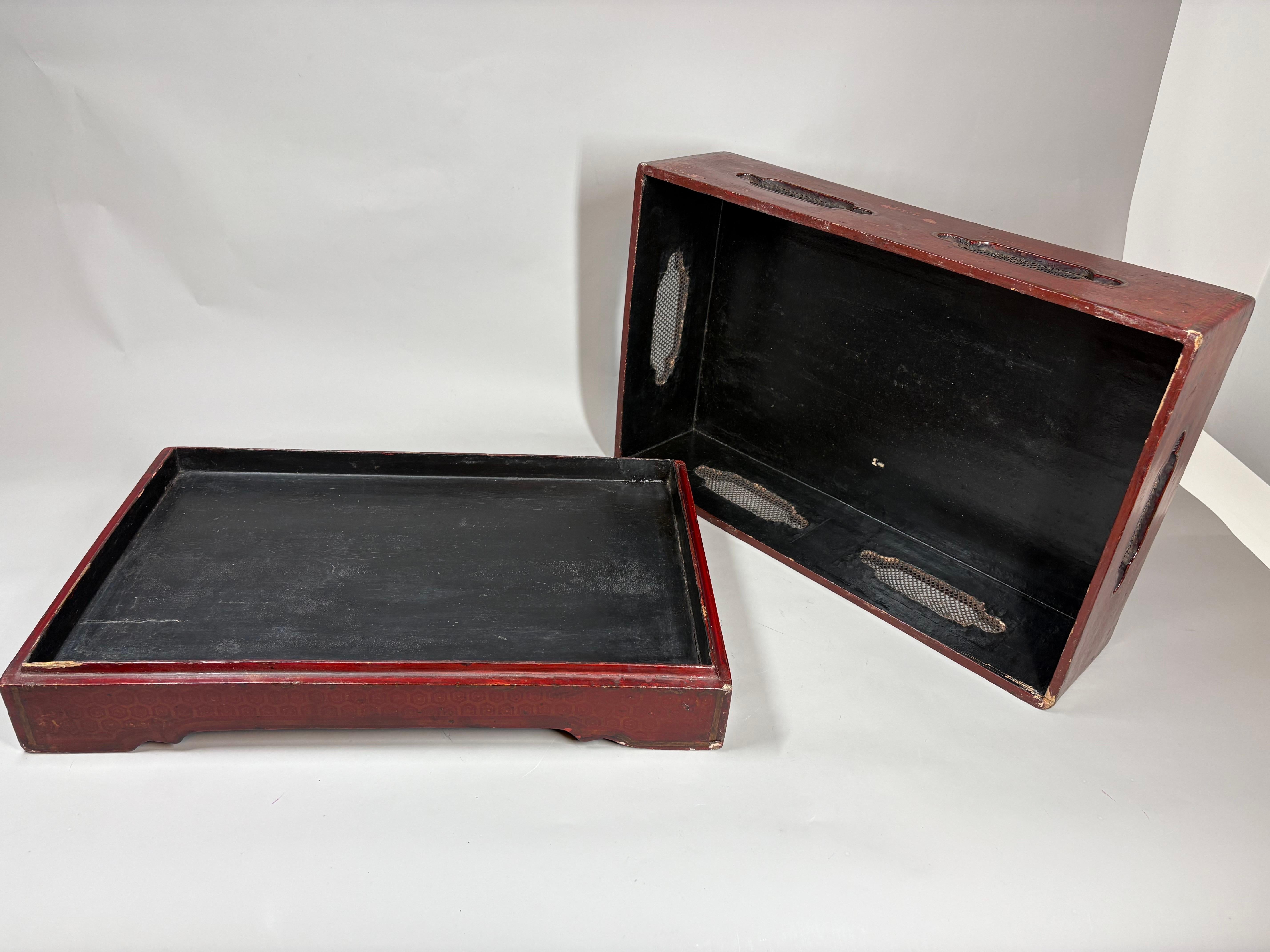 A Large Chinese Qing Dynasty gilt-decorated red lacquer box and cover im Angebot 7