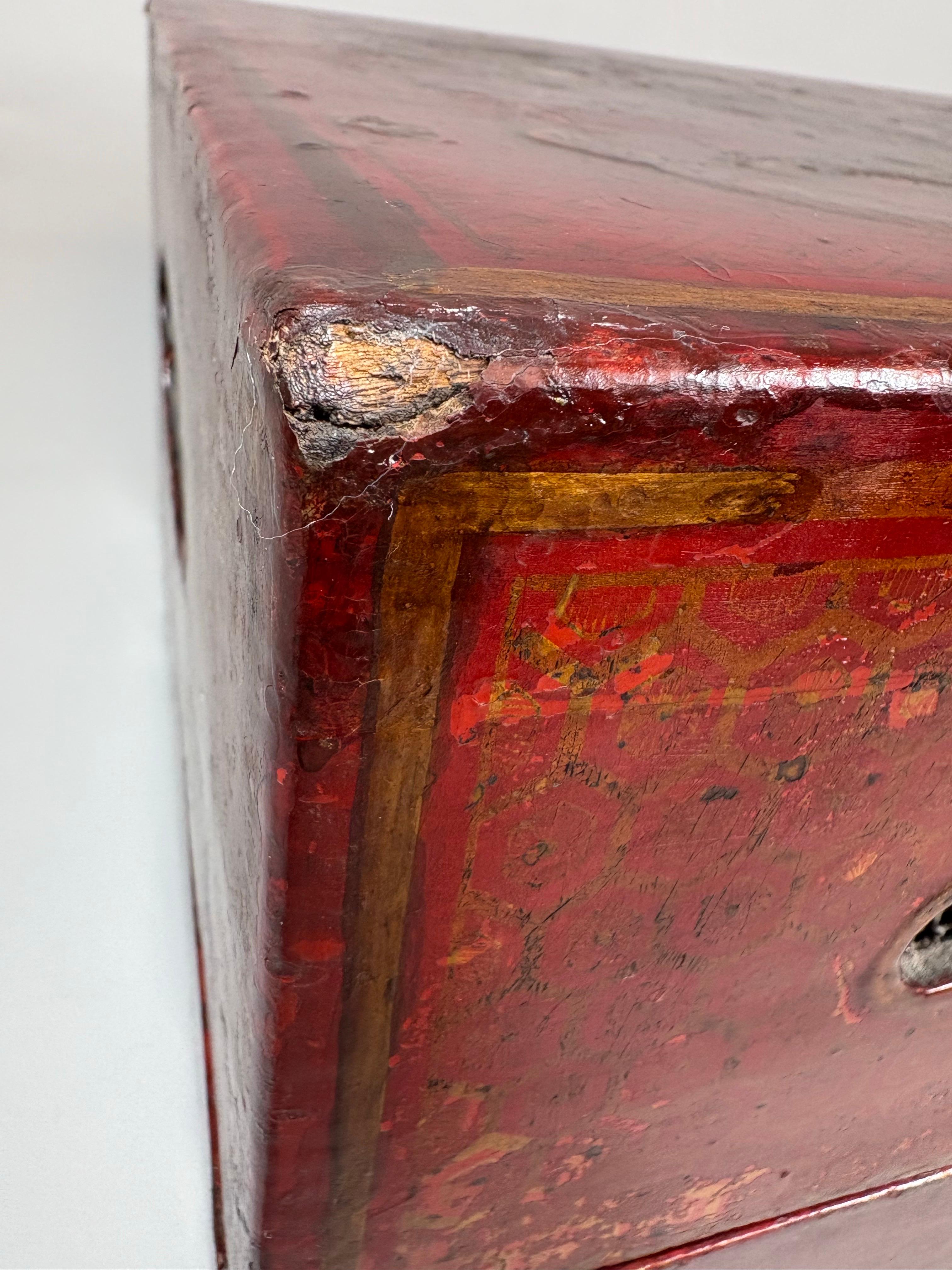 A Large Chinese Qing Dynasty gilt-decorated red lacquer box and cover im Angebot 9