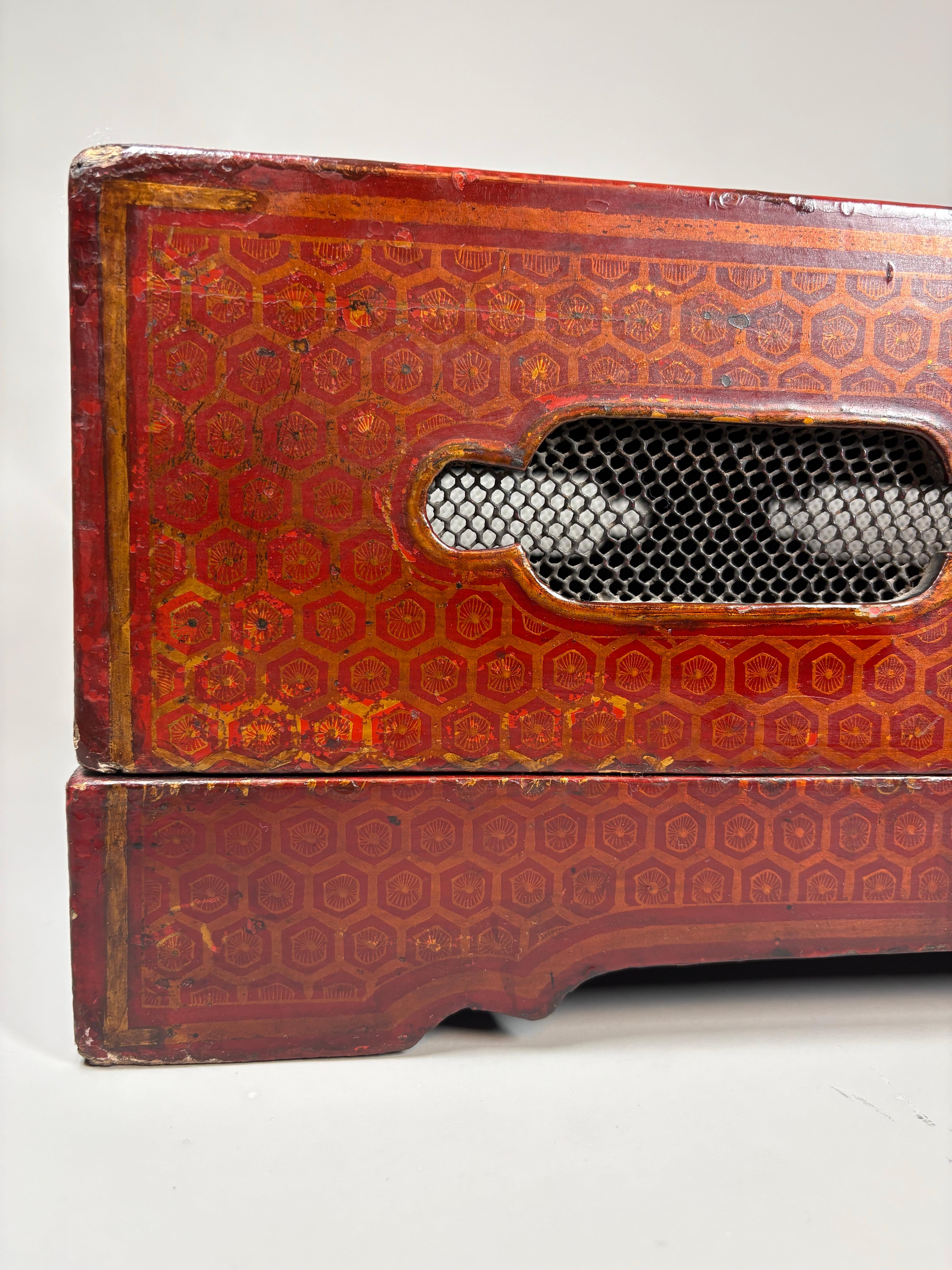 A Large Chinese Qing Dynasty gilt-decorated red lacquer box and cover im Angebot 10