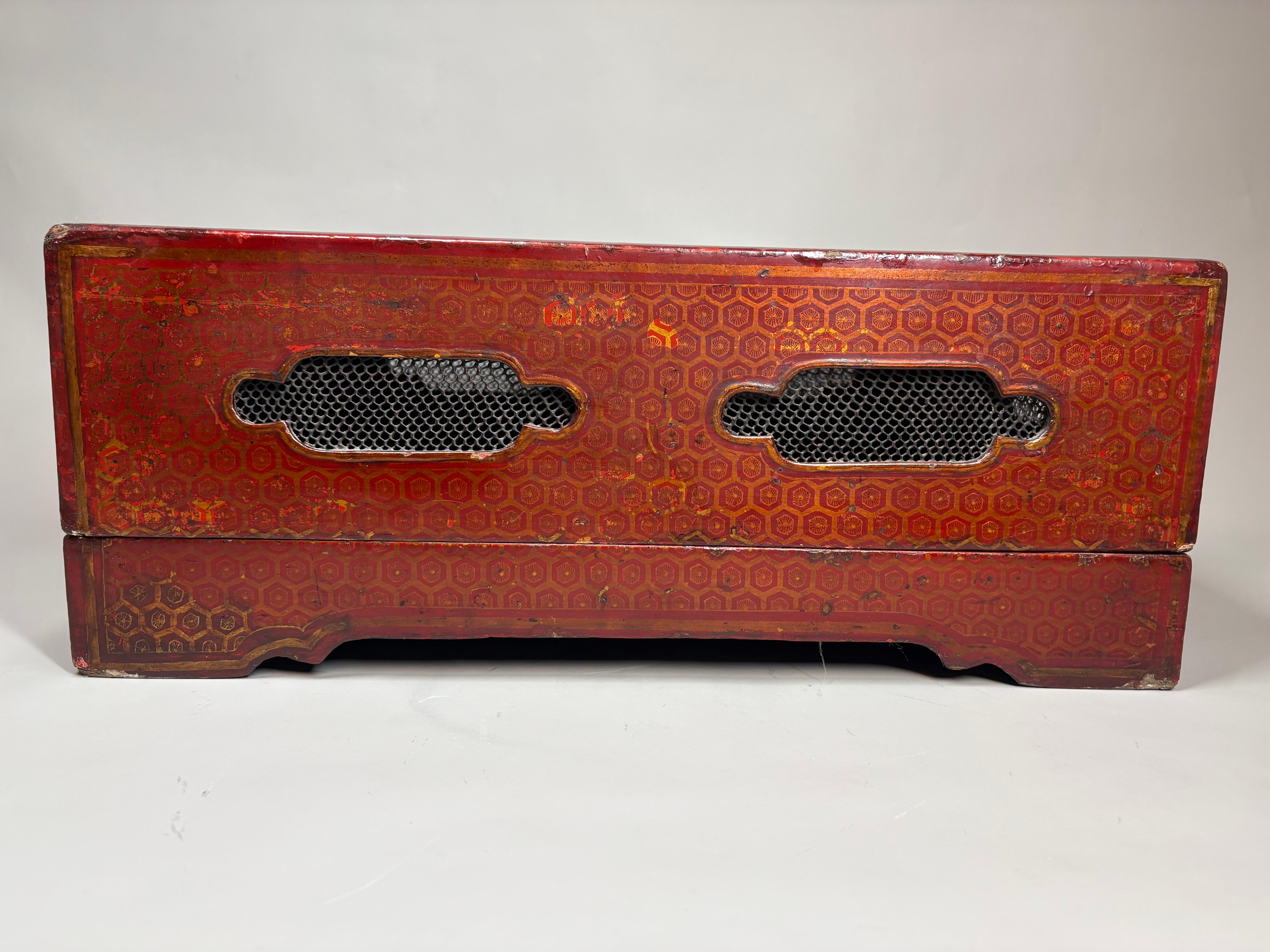 A Large Chinese Qing Dynasty gilt-decorated red lacquer box and cover (Chinesisch) im Angebot
