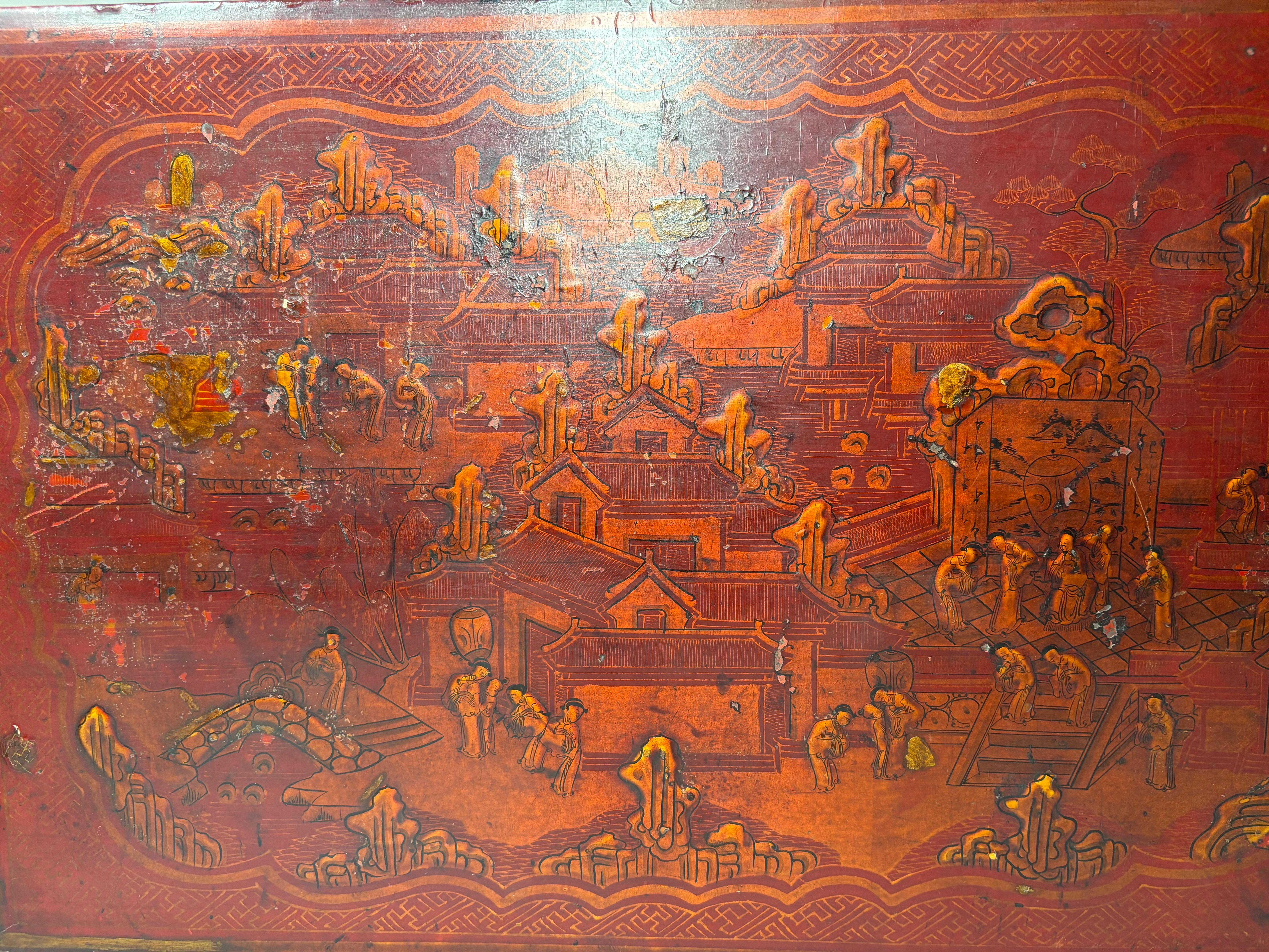 A Large Chinese Qing Dynasty gilt-decorated red lacquer box and cover (Lackiert) im Angebot