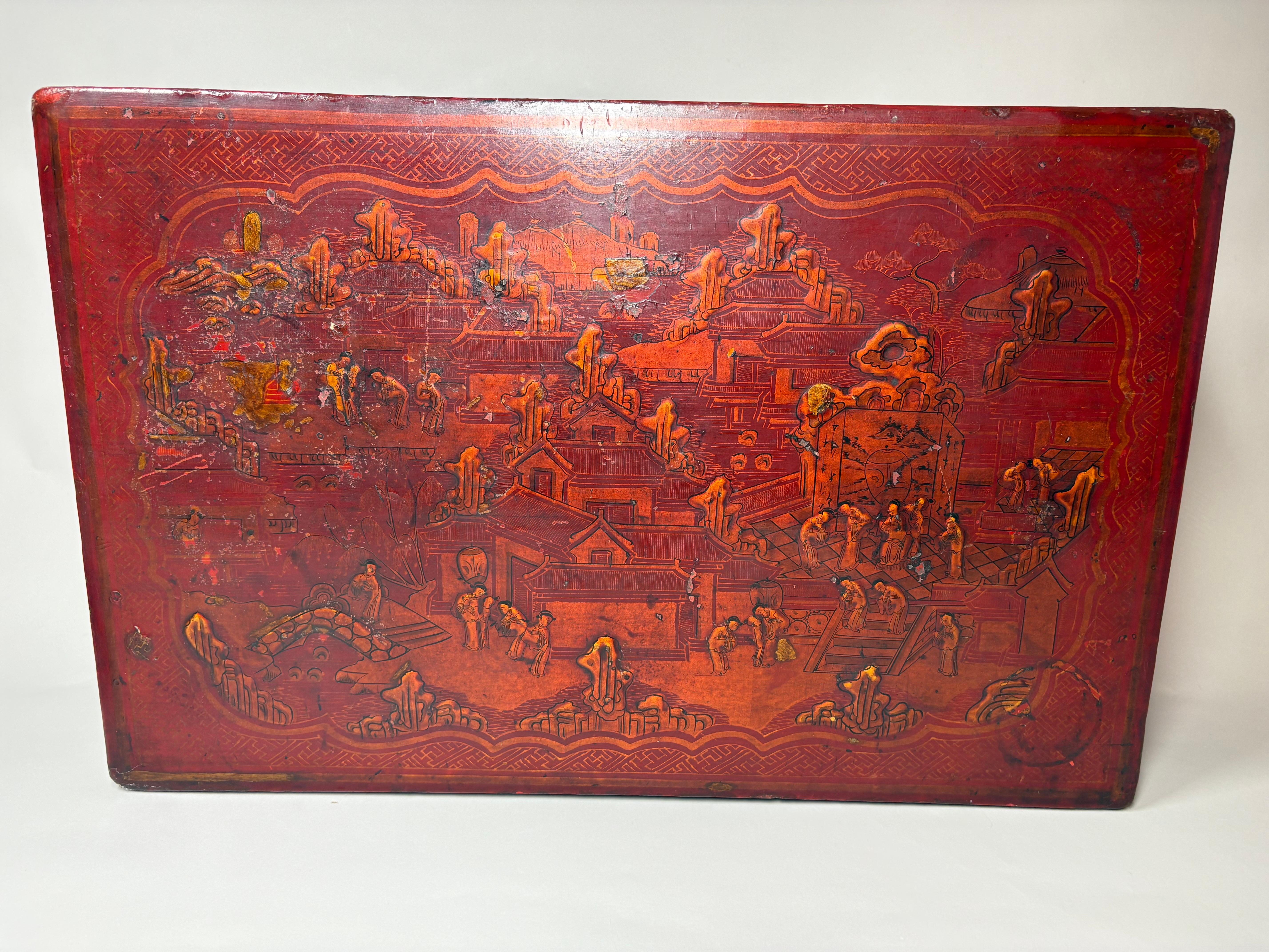 A Large Chinese Qing Dynasty gilt-decorated red lacquer box and cover im Zustand „Relativ gut“ im Angebot in Sleepy Hollow, NY