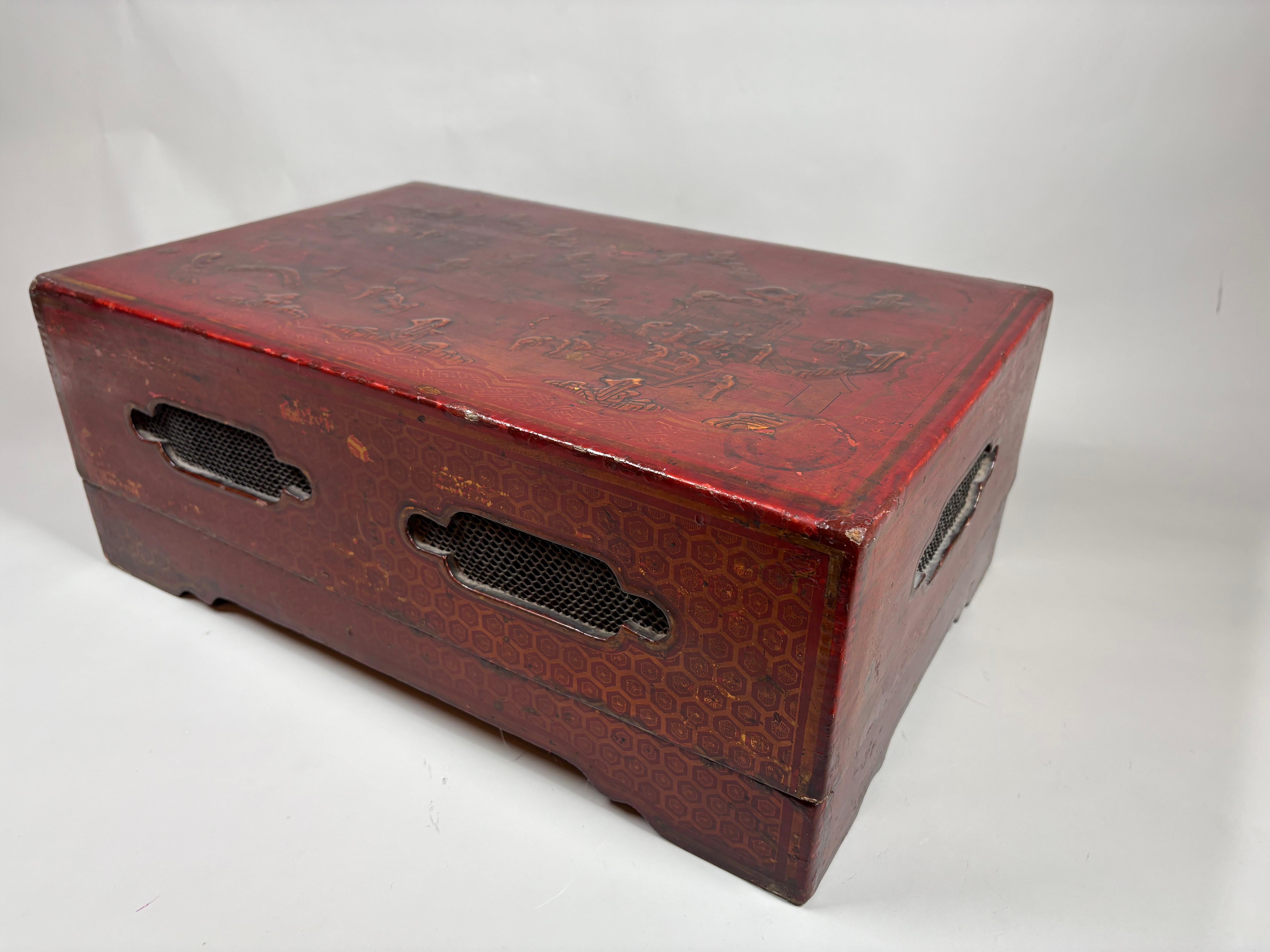 A Large Chinese Qing Dynasty gilt-decorated red lacquer box and cover (19. Jahrhundert) im Angebot