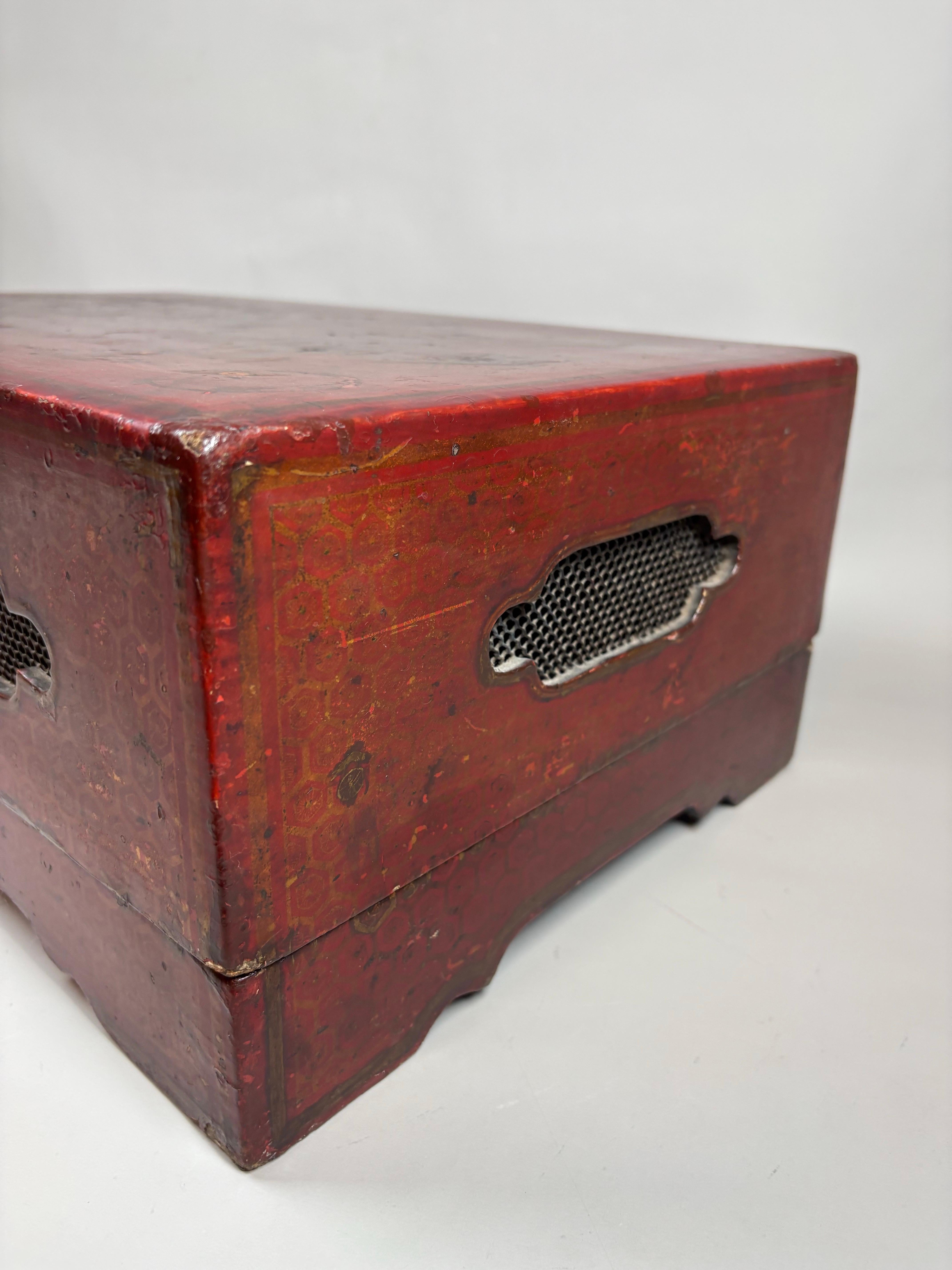 A Large Chinese Qing Dynasty gilt-decorated red lacquer box and cover (Holz) im Angebot