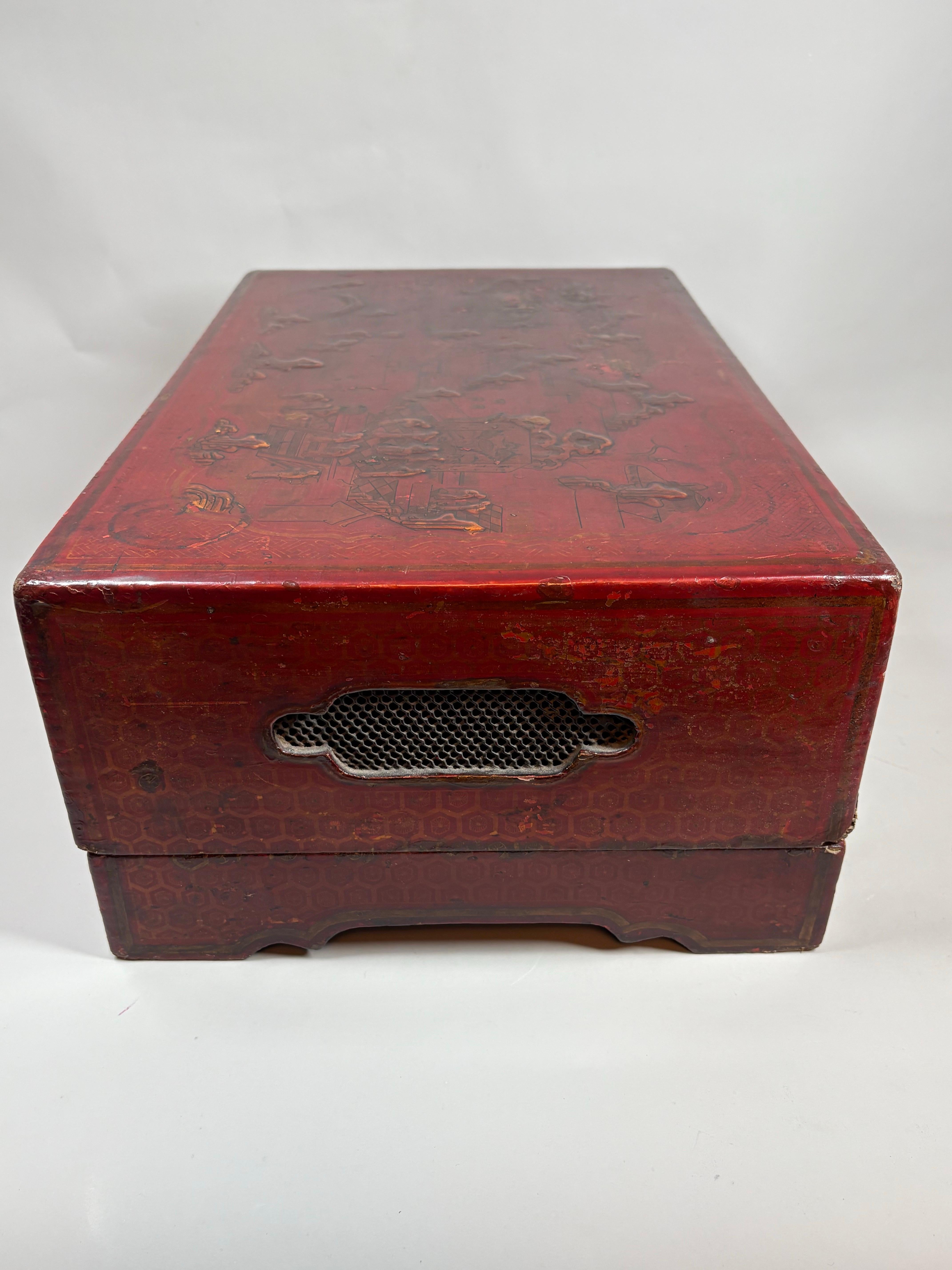 A Large Chinese Qing Dynasty gilt-decorated red lacquer box and cover im Angebot 1