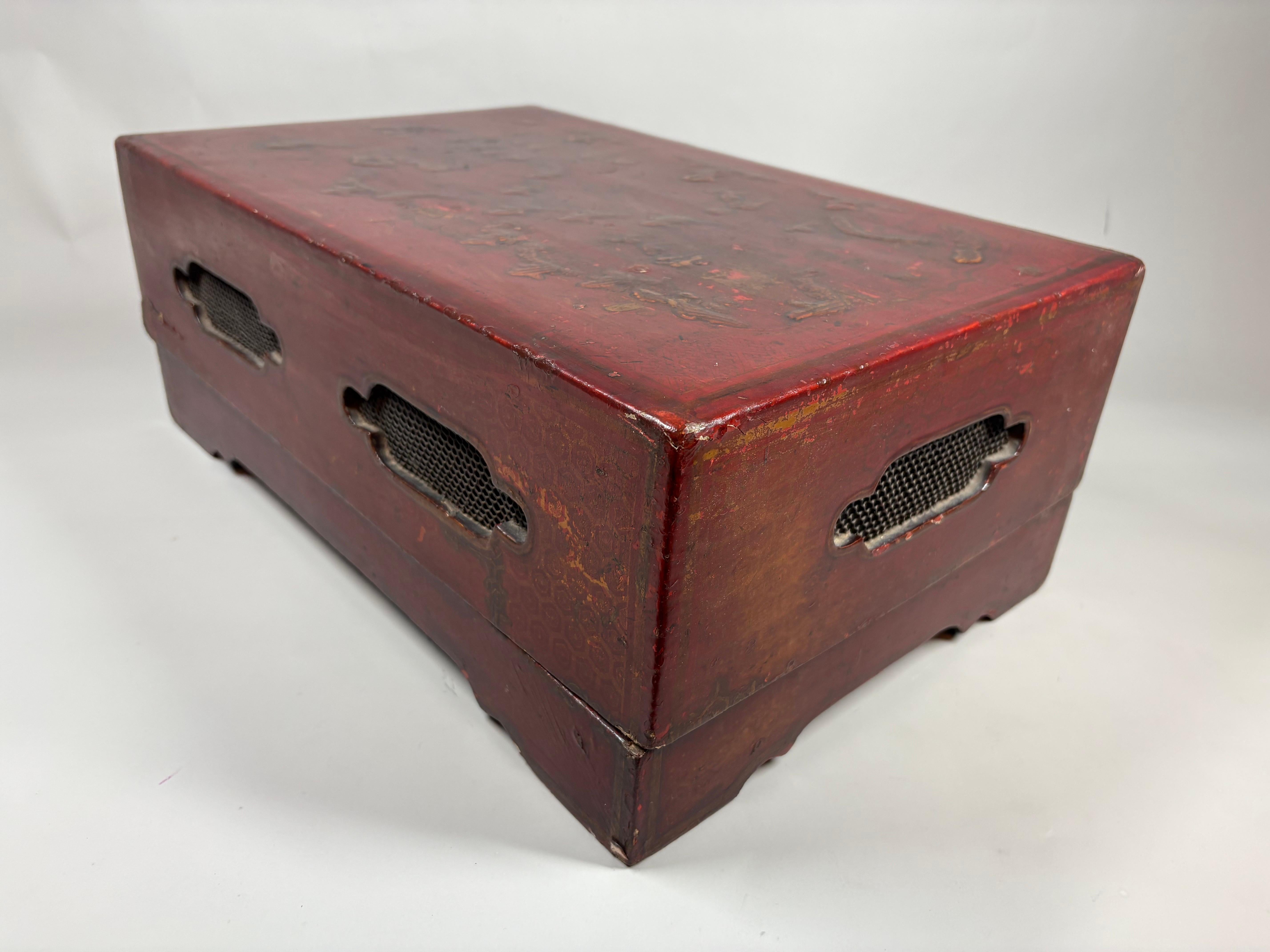 A Large Chinese Qing Dynasty gilt-decorated red lacquer box and cover im Angebot 2