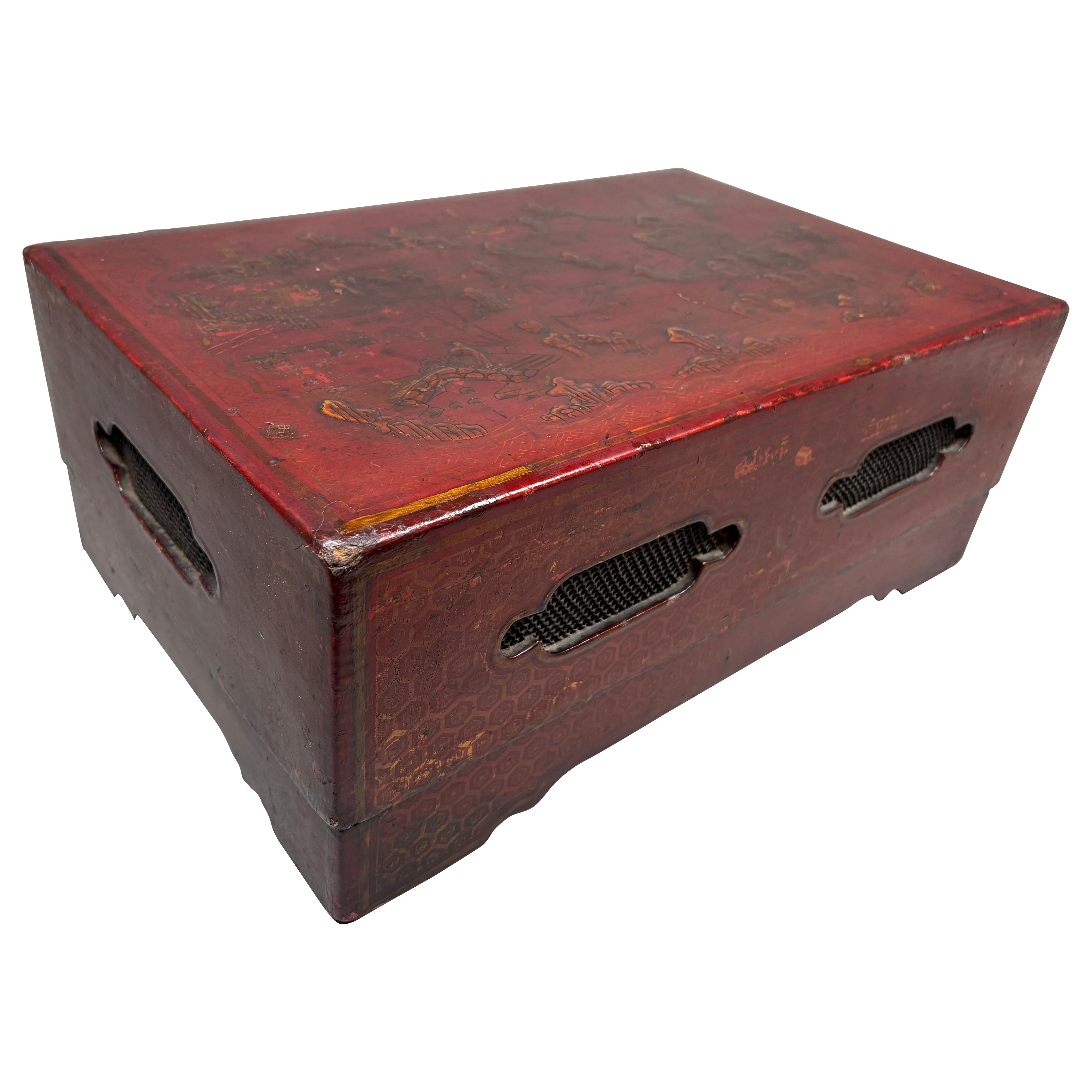 A Large Chinese Qing Dynasty gilt-decorated red lacquer box and cover im Angebot