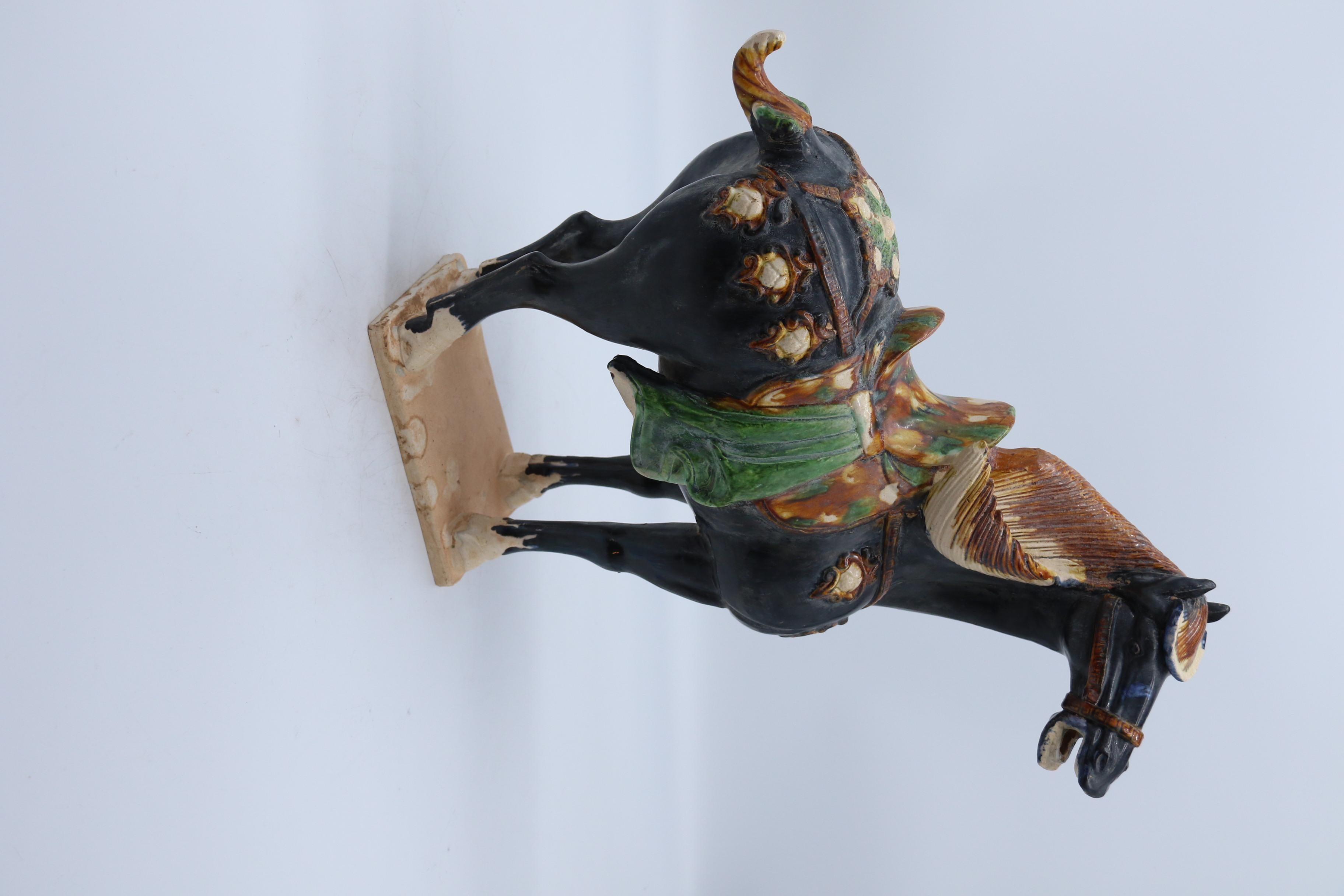Chinois Grand cheval chinois en poterie émaillée Sancai de style Dynasty Tang, vers 1930 en vente
