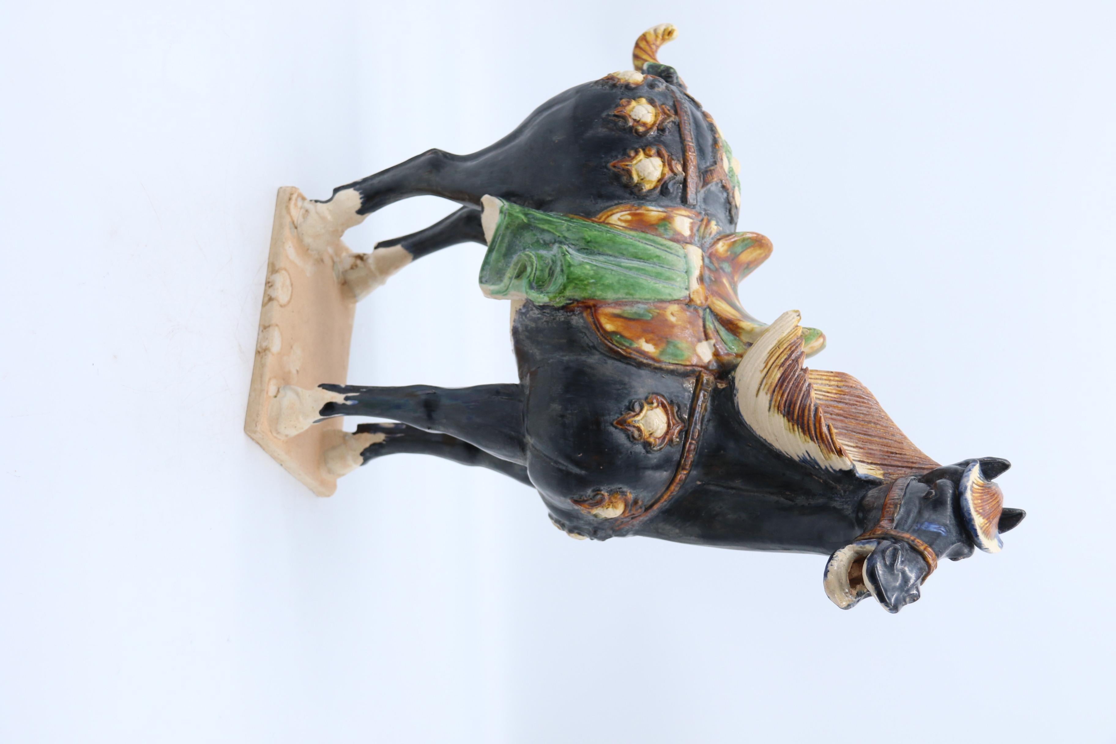 20ième siècle Grand cheval chinois en poterie émaillée Sancai de style Dynasty Tang, vers 1930 en vente