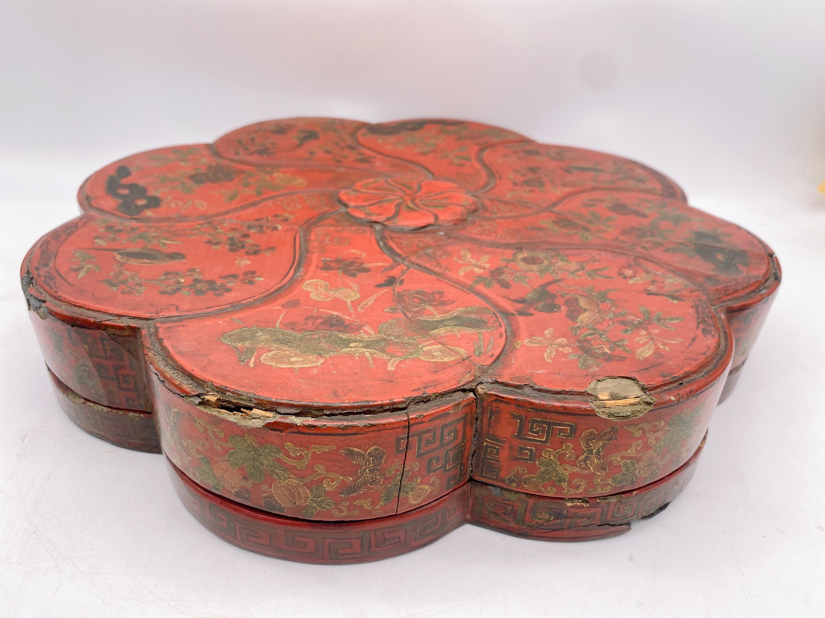 Large Chinese Wooden Lacquered Box Decorated with Birds and Vegetal Motif  For Sale 7