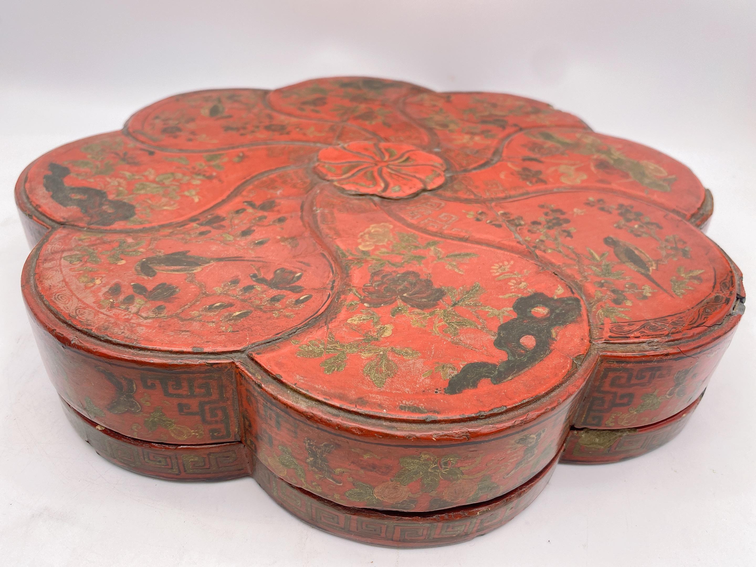 Large Chinese Wooden Lacquered Box Decorated with Birds and Vegetal Motif  For Sale 9
