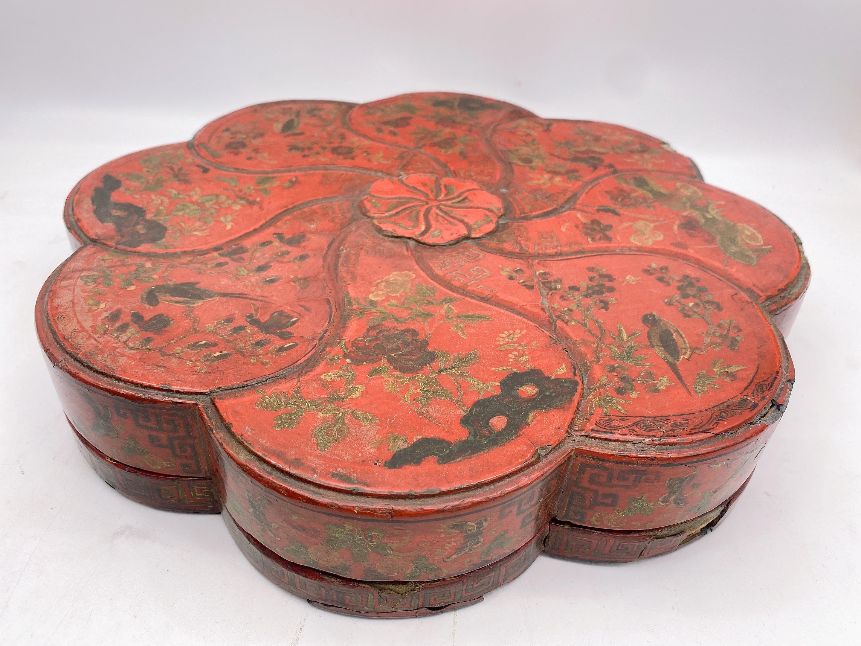 Ming Large Chinese Wooden Lacquered Box Decorated with Birds and Vegetal Motif  For Sale