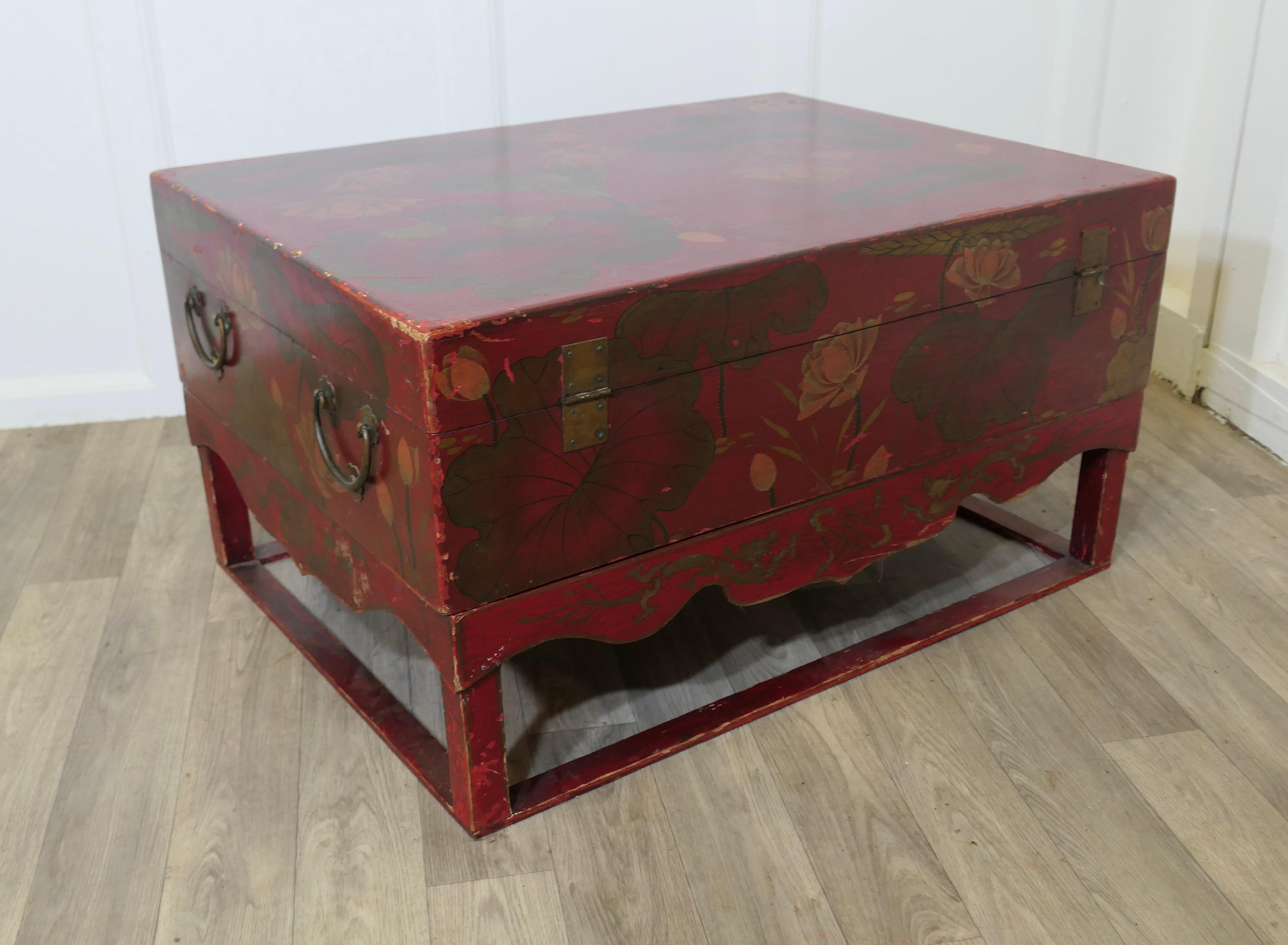 Eine große Chinoiserie-Hochzeitstruhe auf Stand im Angebot 4