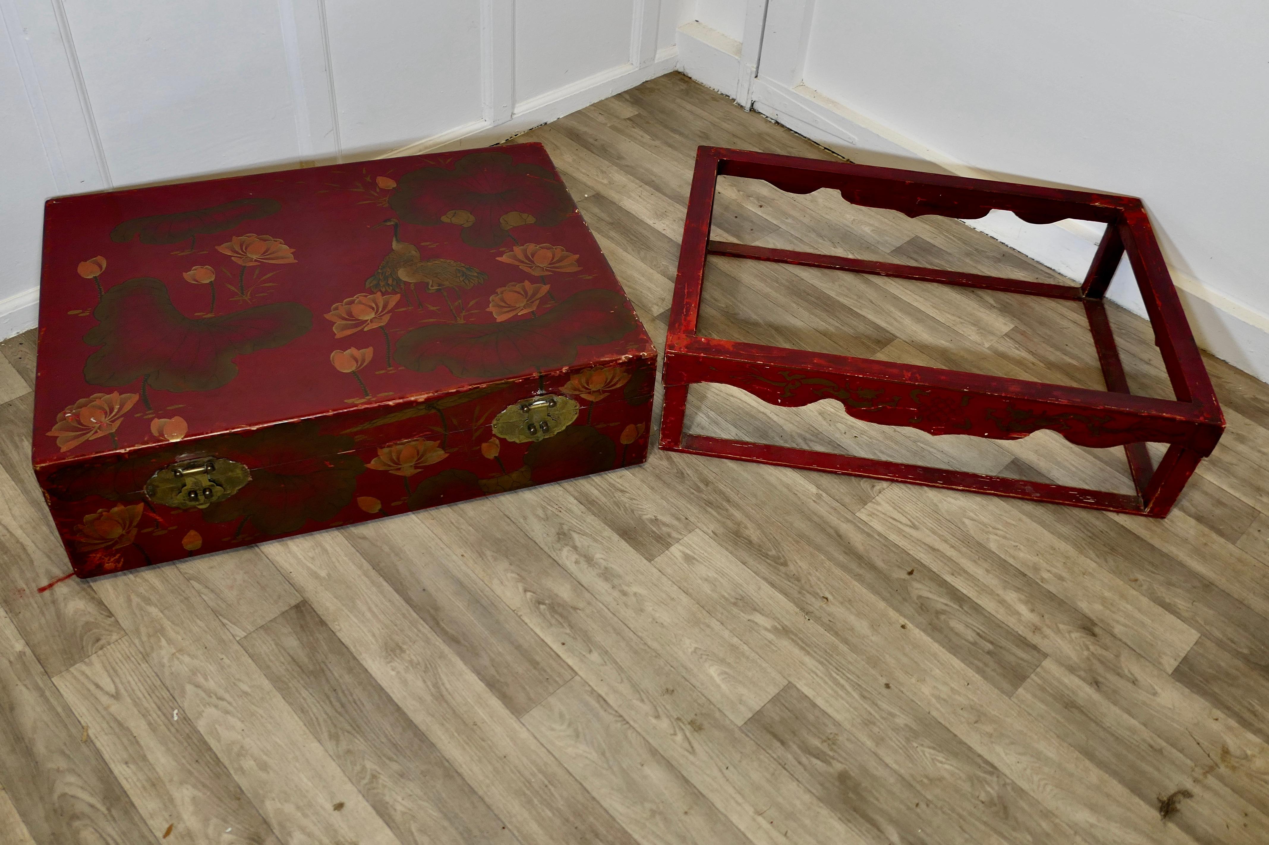 Eine große Chinoiserie-Hochzeitstruhe auf Stand im Angebot 5