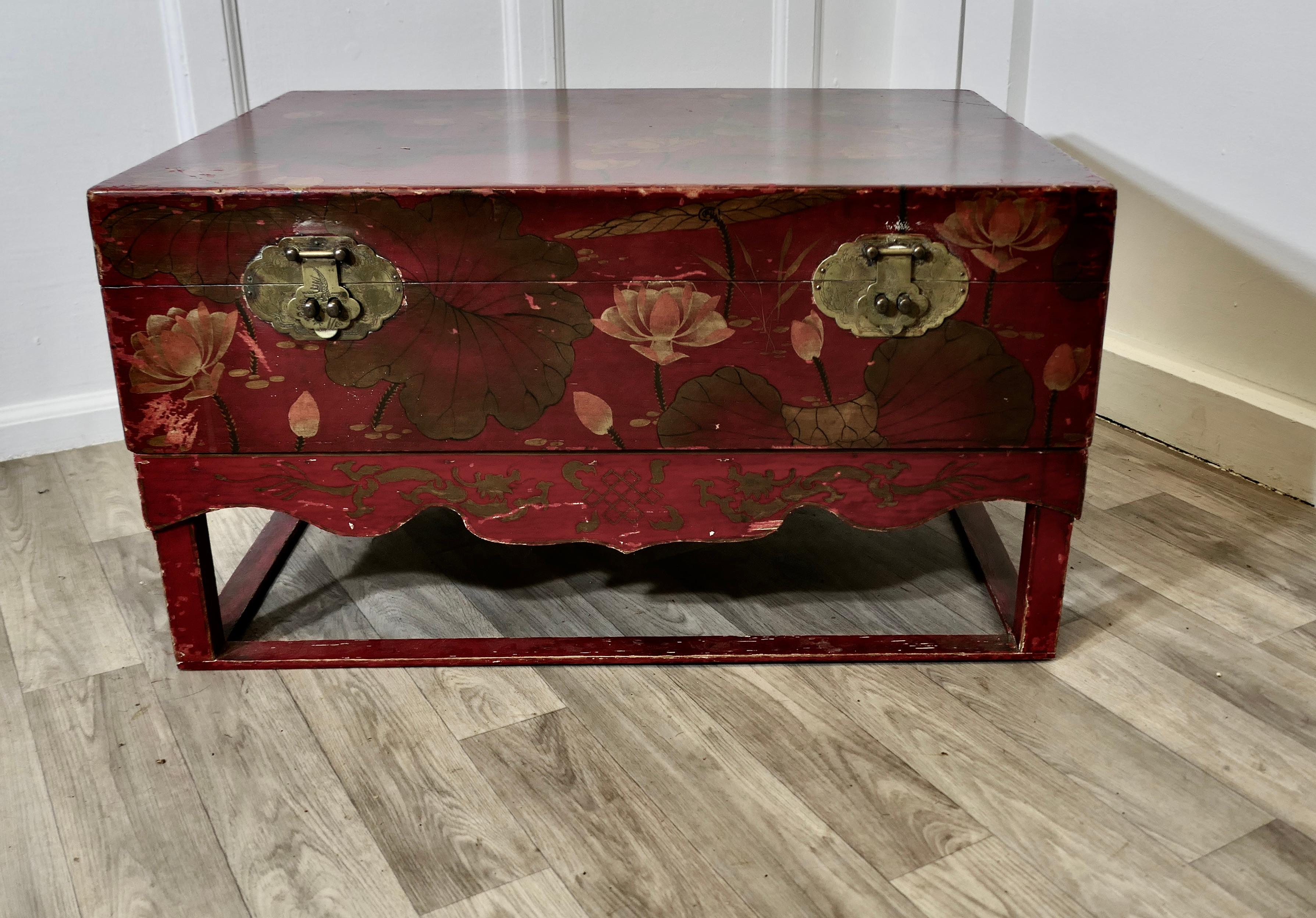 Eine große Chinoiserie-Hochzeitstruhe auf Stand

Diese Marriage Chest ist ein helles und farbenfrohes Stück, die Truhe ist in Feuerrot  und mit großen stilisierten Chrysanthemenblüten bemalt 
Die Truhe hat 4 Tragegriffe und einen eigenen Ständer,