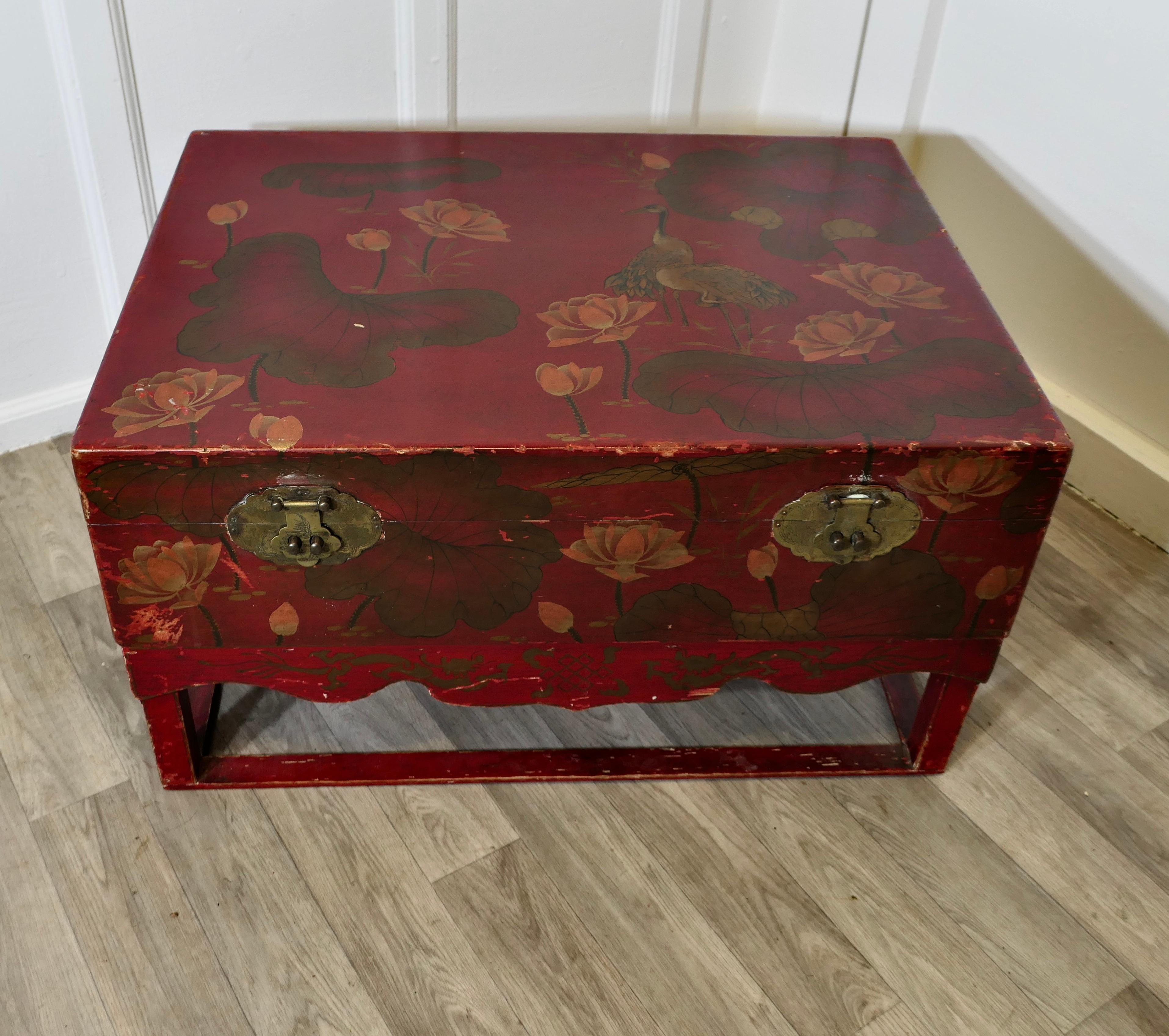 Eine große Chinoiserie-Hochzeitstruhe auf Stand (Japonismus) im Angebot