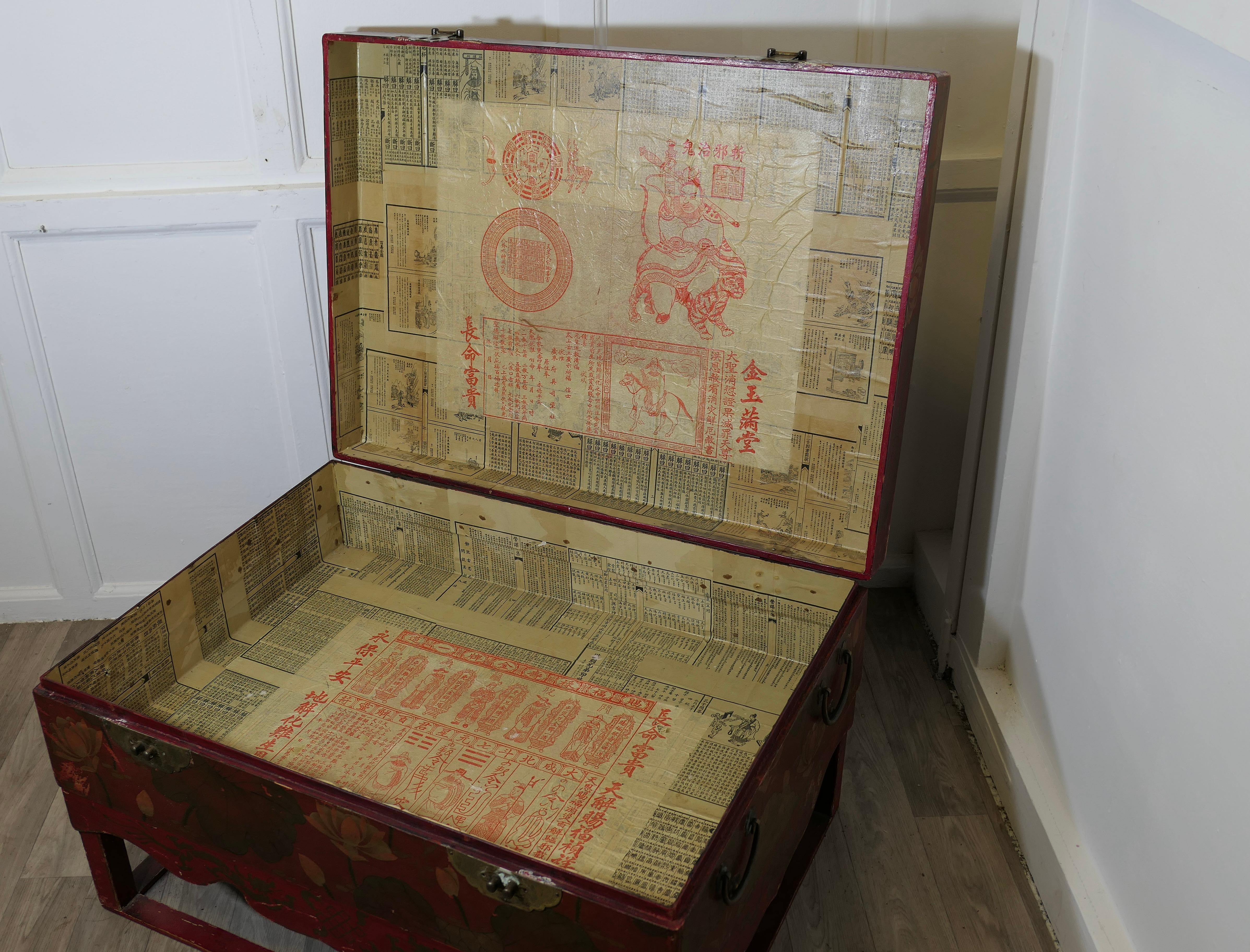 Eine große Chinoiserie-Hochzeitstruhe auf Stand im Zustand „Gut“ im Angebot in Godshill, Isle of Wight