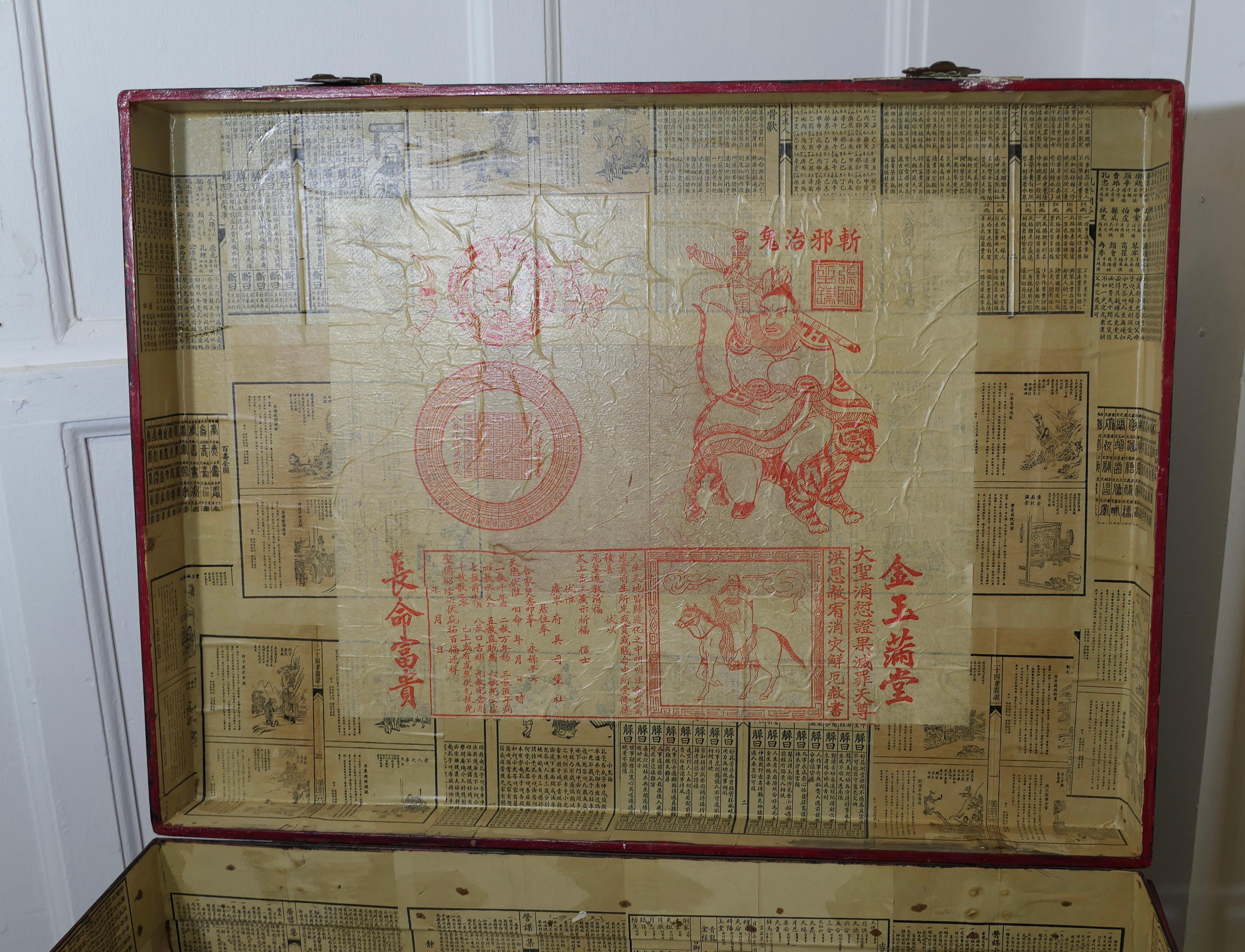 Eine große Chinoiserie-Hochzeitstruhe auf Stand (Frühes 20. Jahrhundert) im Angebot