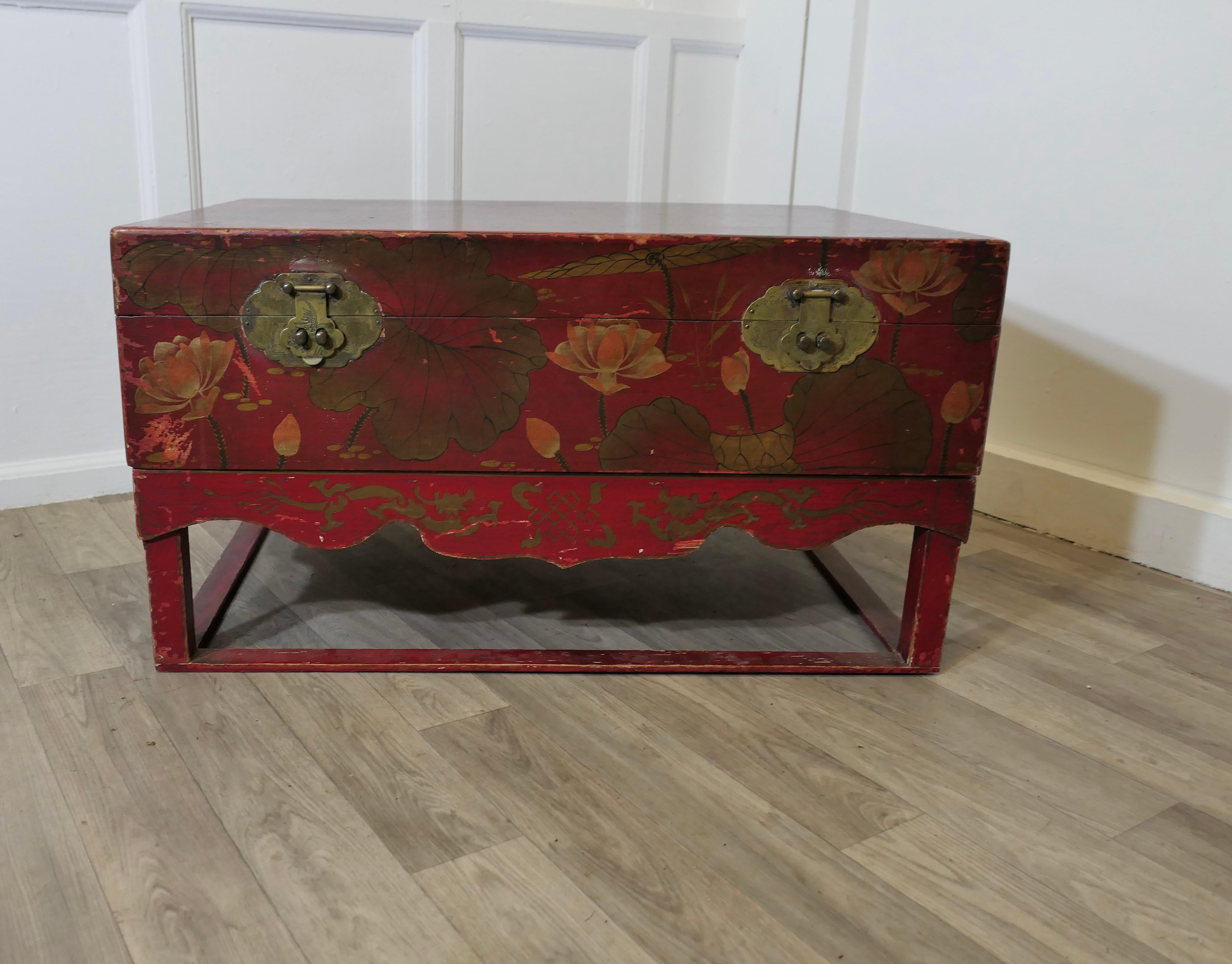 Eine große Chinoiserie-Hochzeitstruhe auf Stand (Lack) im Angebot