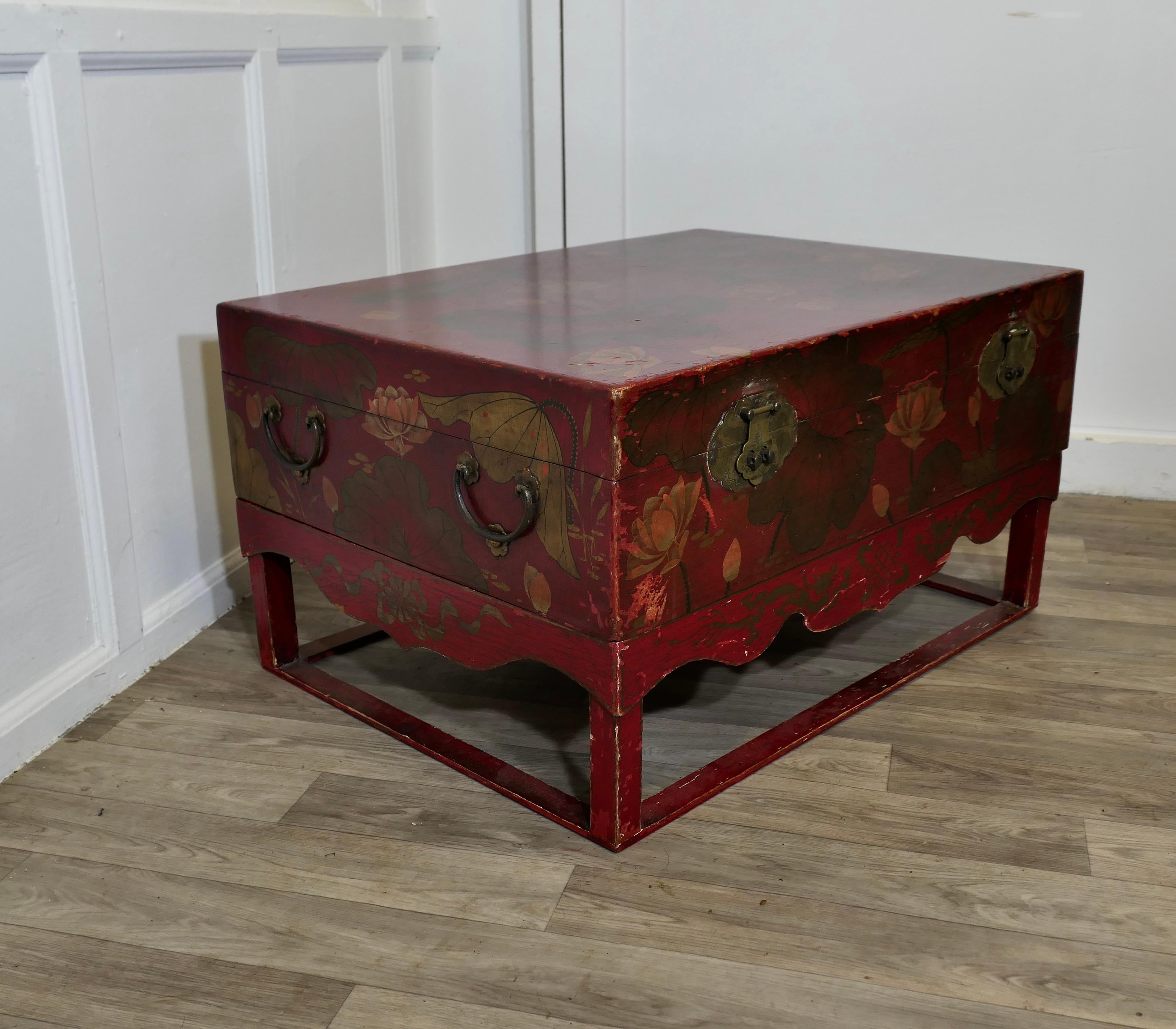 Eine große Chinoiserie-Hochzeitstruhe auf Stand im Angebot 1