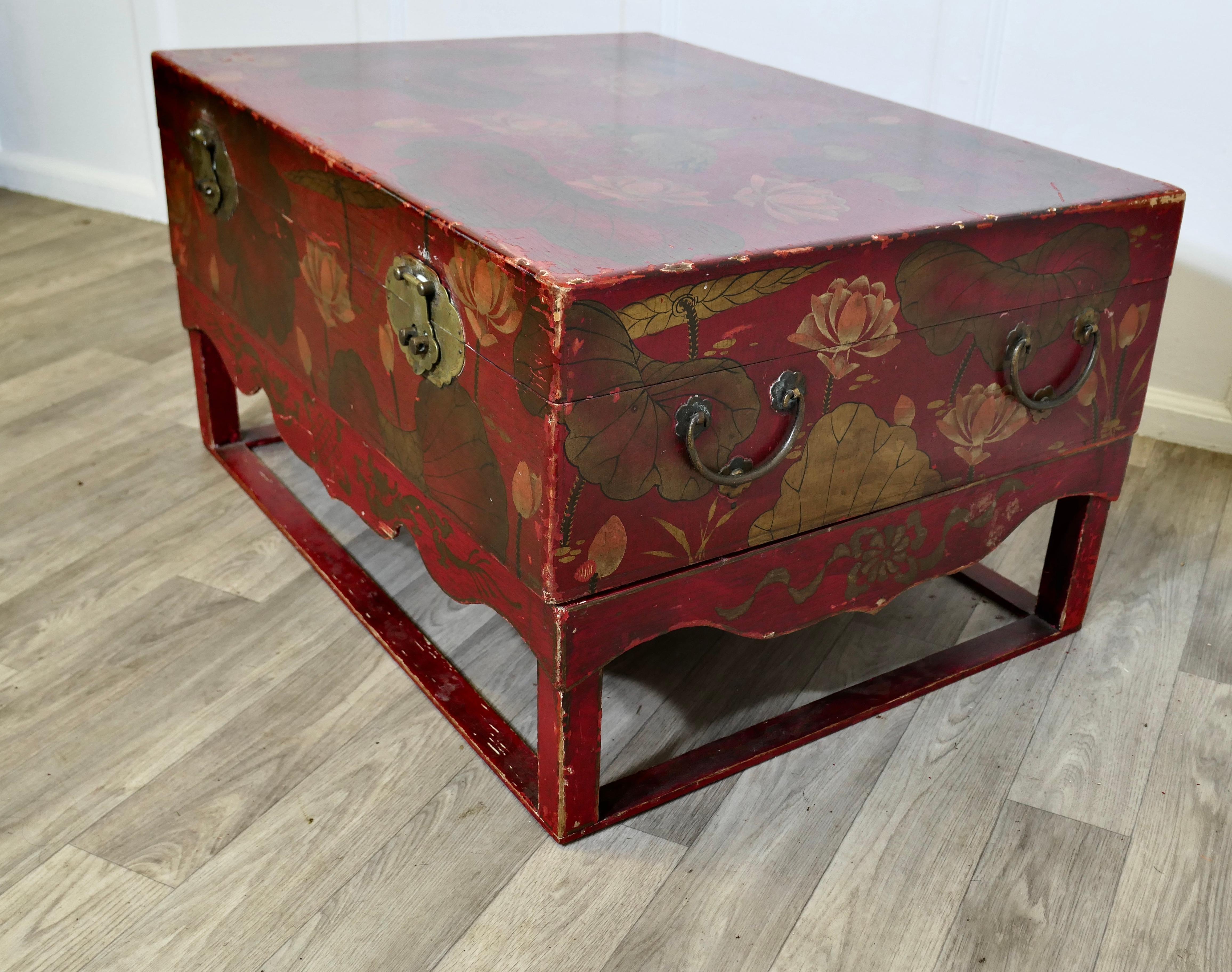 Eine große Chinoiserie-Hochzeitstruhe auf Stand im Angebot 2
