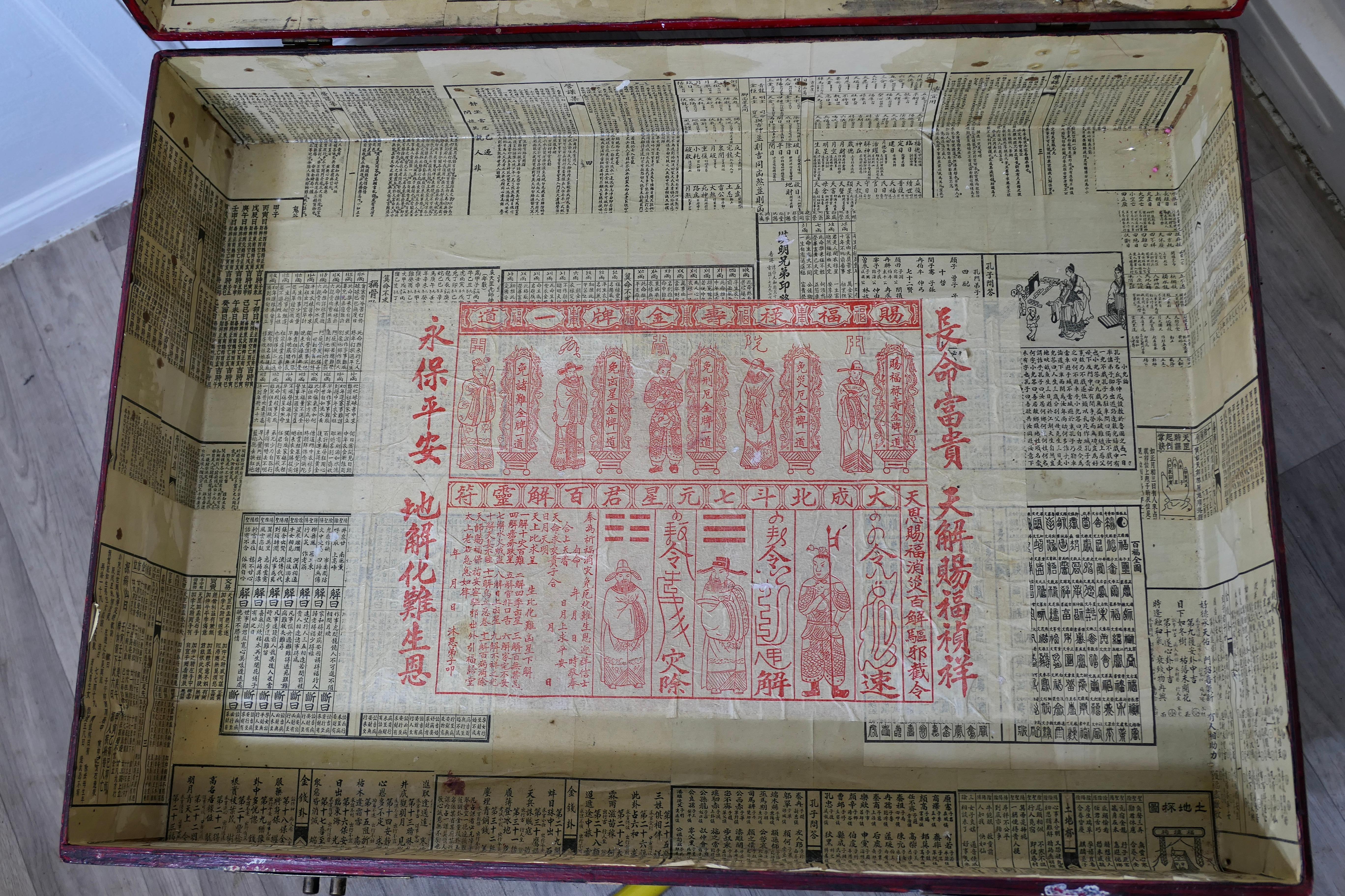 Eine große Chinoiserie-Hochzeitstruhe auf Stand im Angebot 3