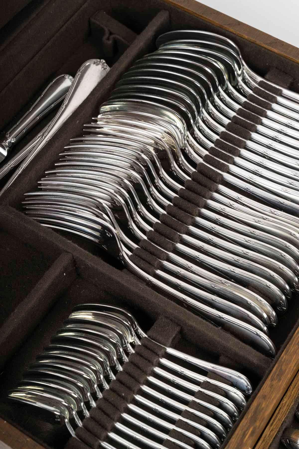 A Large Christofle Service in a Patinated Wooden Box, 63 Pieces, Full. In Good Condition In Saint-Ouen, FR