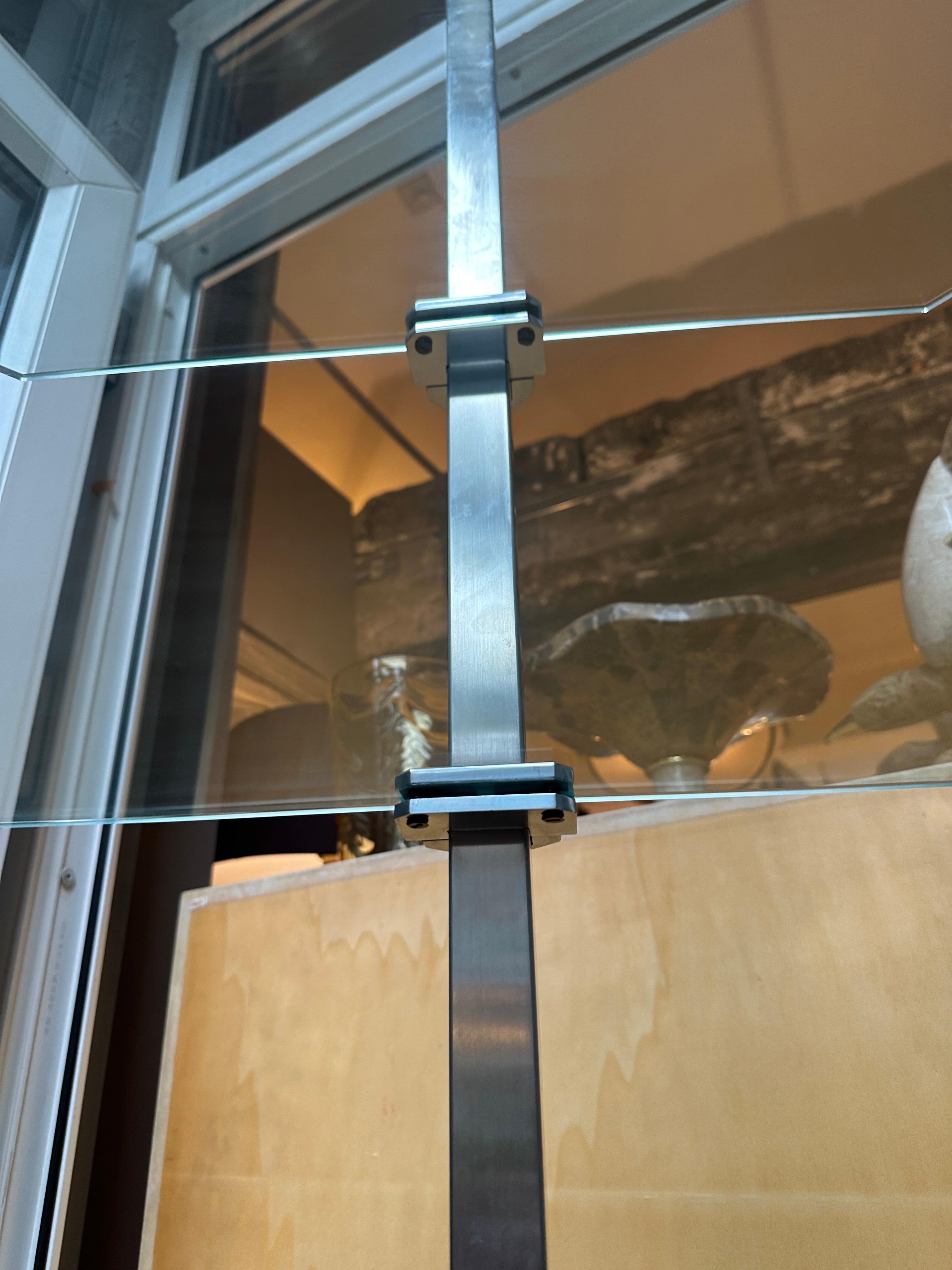 Etagere ad angolo con ripiani in vetro regolabili e cromati di Peter Ghyczy in vendita 4