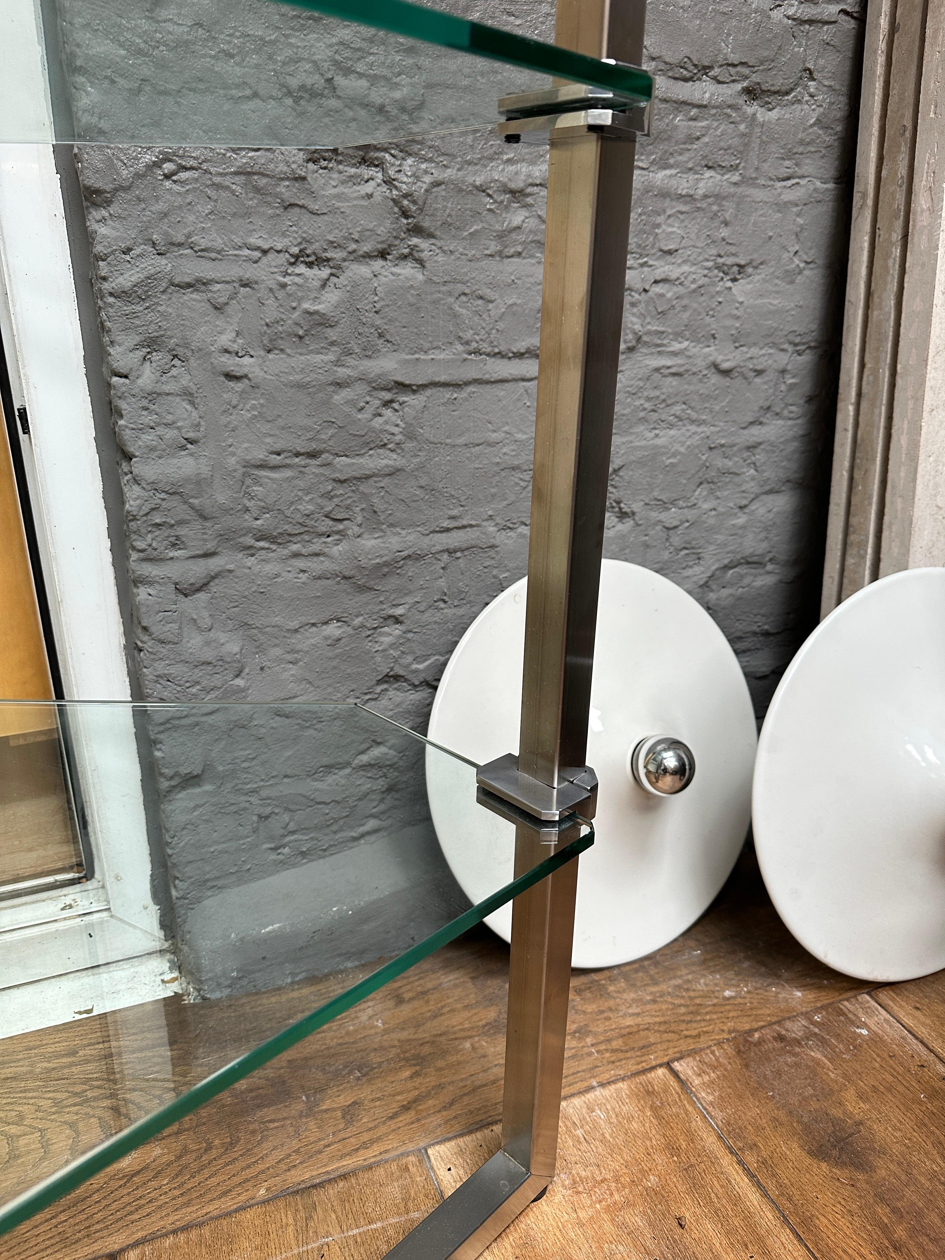 Mid-Century moderno Etagere ad angolo con ripiani in vetro regolabili e cromati di Peter Ghyczy in vendita