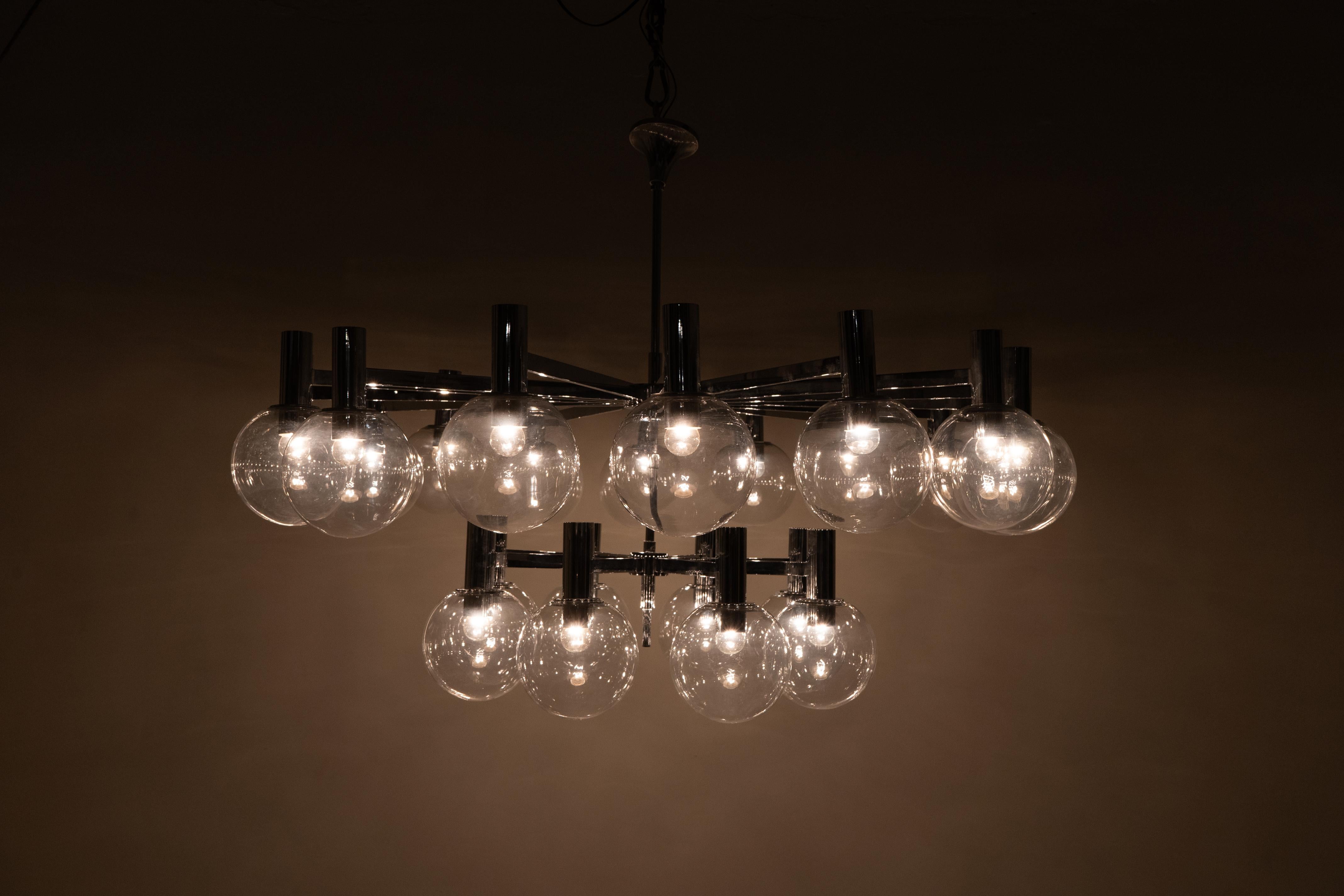Questo elegante lampadario cromato risale agli anni '70, è stato realizzato da Ott International ed è piuttosto raro per le sue dimensioni e la sua configurazione. Il look è classico con una struttura geometrica pura e minimalista composta da 16