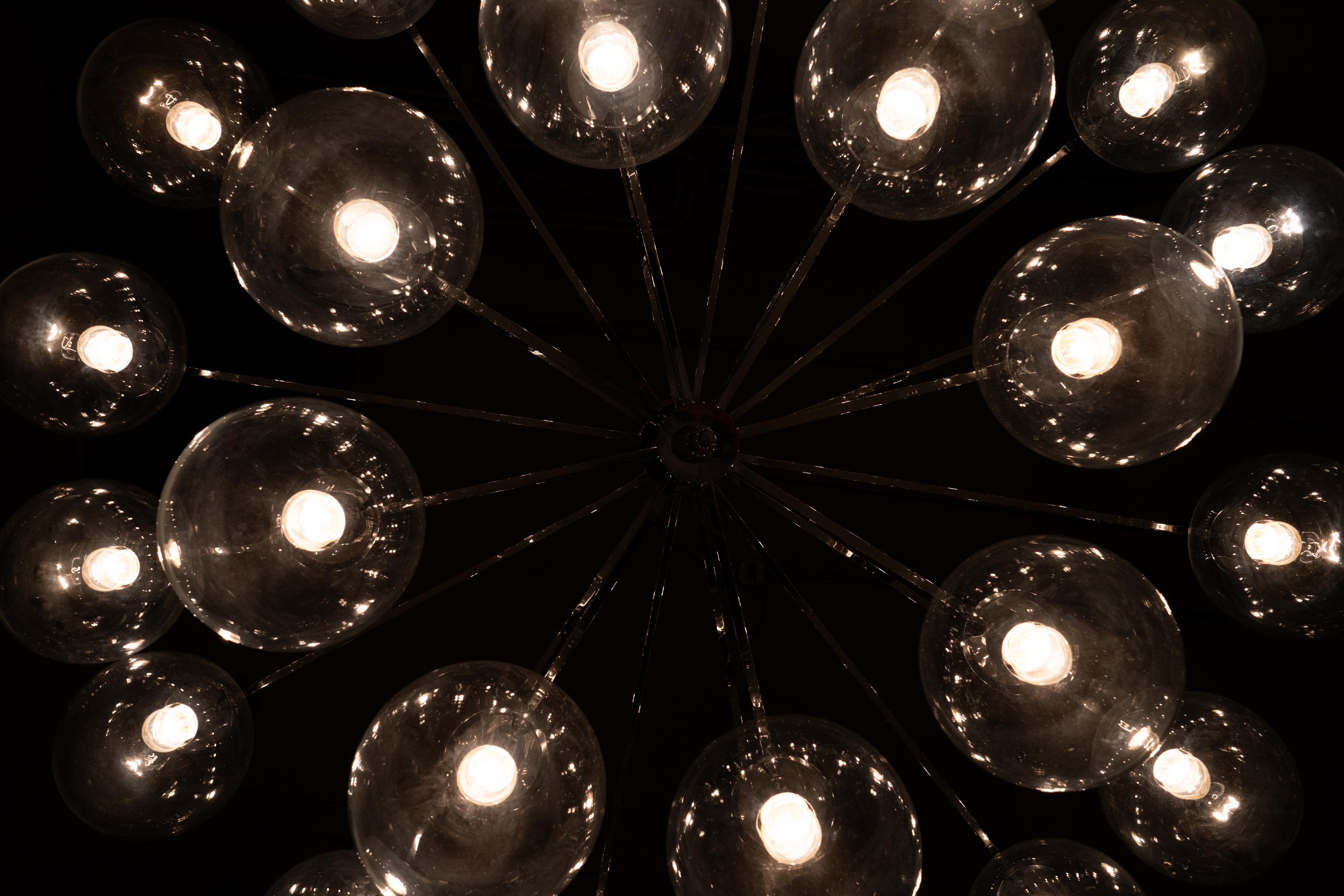 Tedesco Grande lampadario cromato di Ott International, Germania, anni '70 ca. in vendita