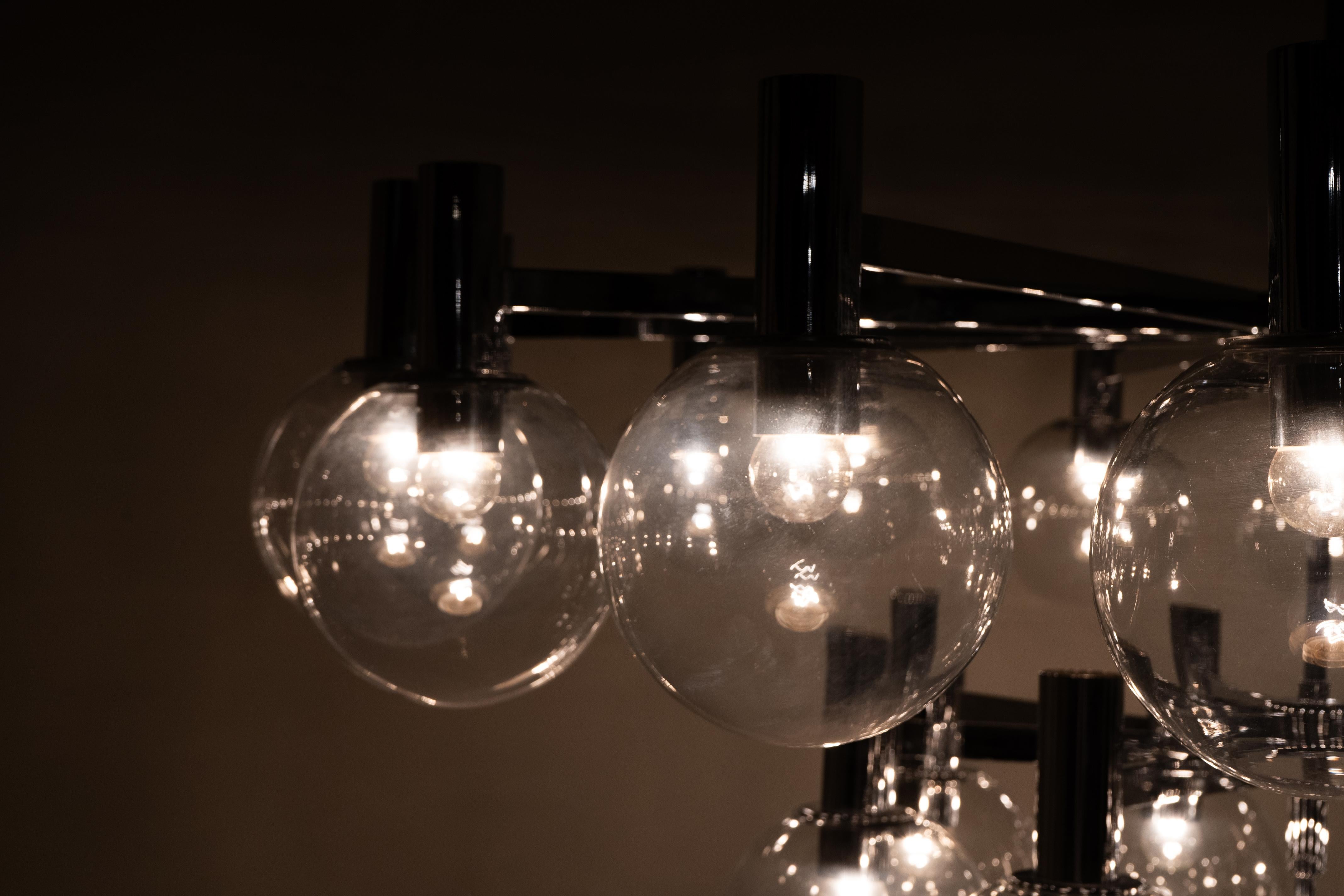 Grande lampadario cromato di Ott International, Germania, anni '70 ca. In condizioni buone in vendita a Chicago, IL