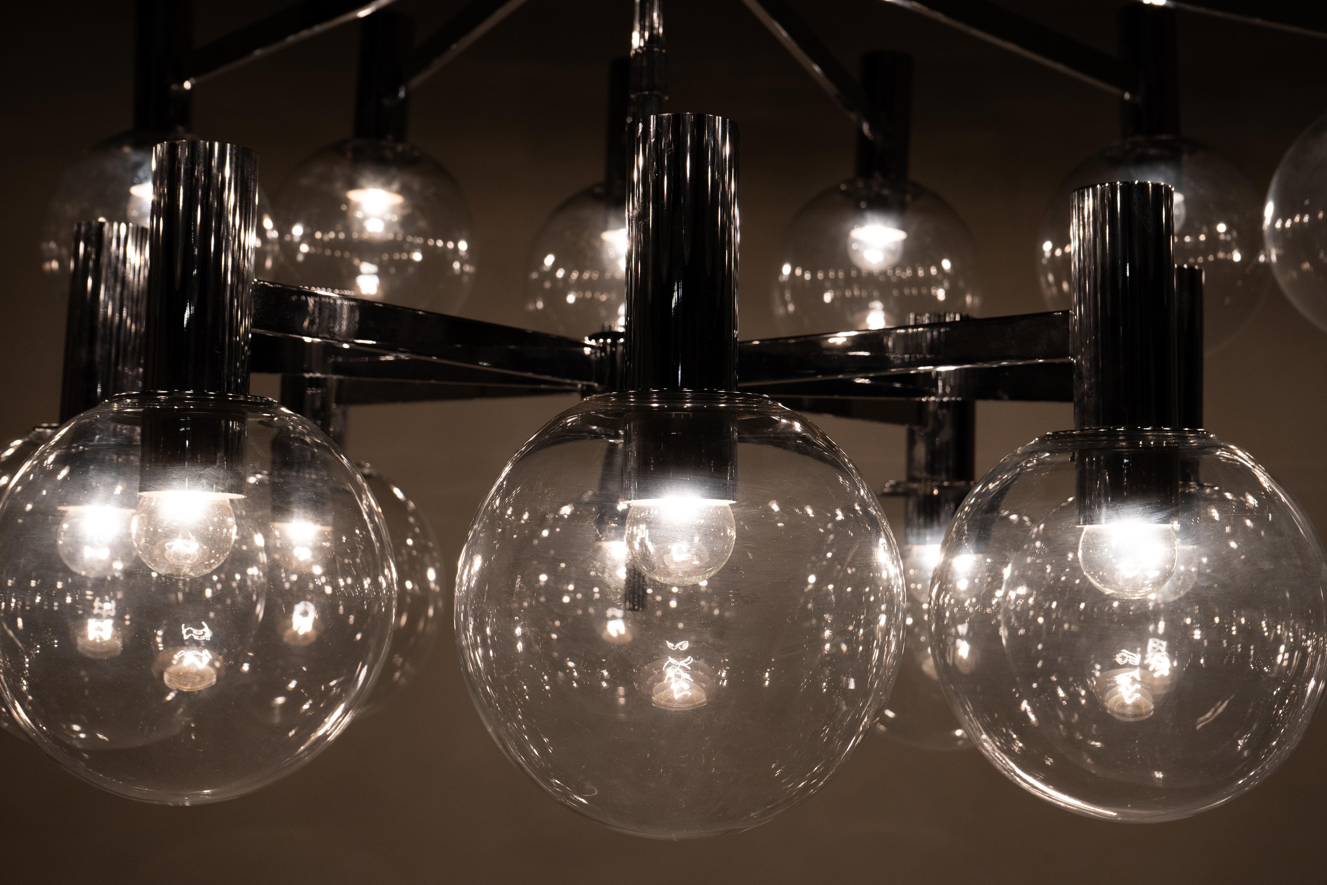 XX secolo Grande lampadario cromato di Ott International, Germania, anni '70 ca. in vendita