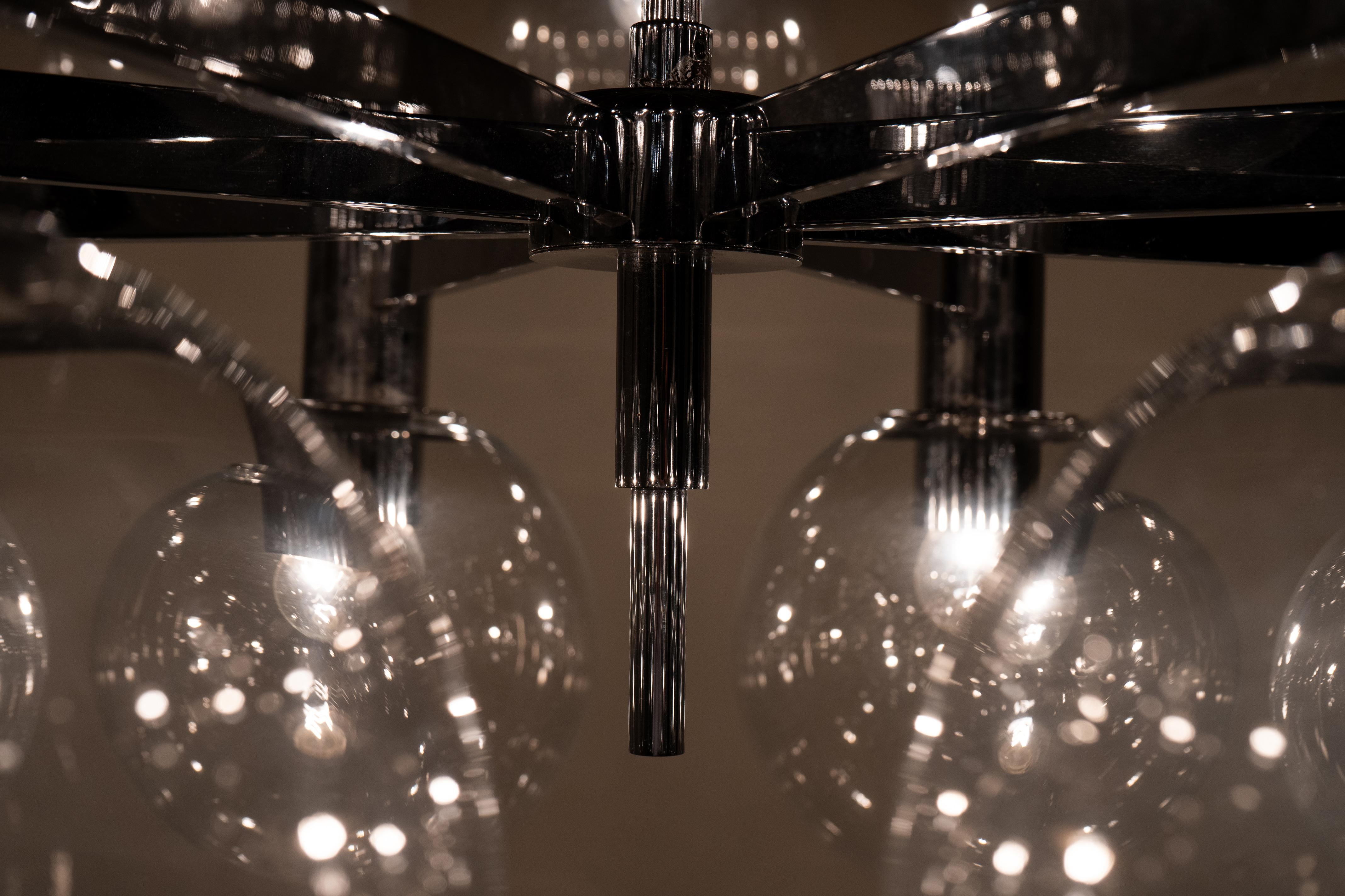 Grande lampadario cromato di Ott International, Germania, anni '70 ca. in vendita 1