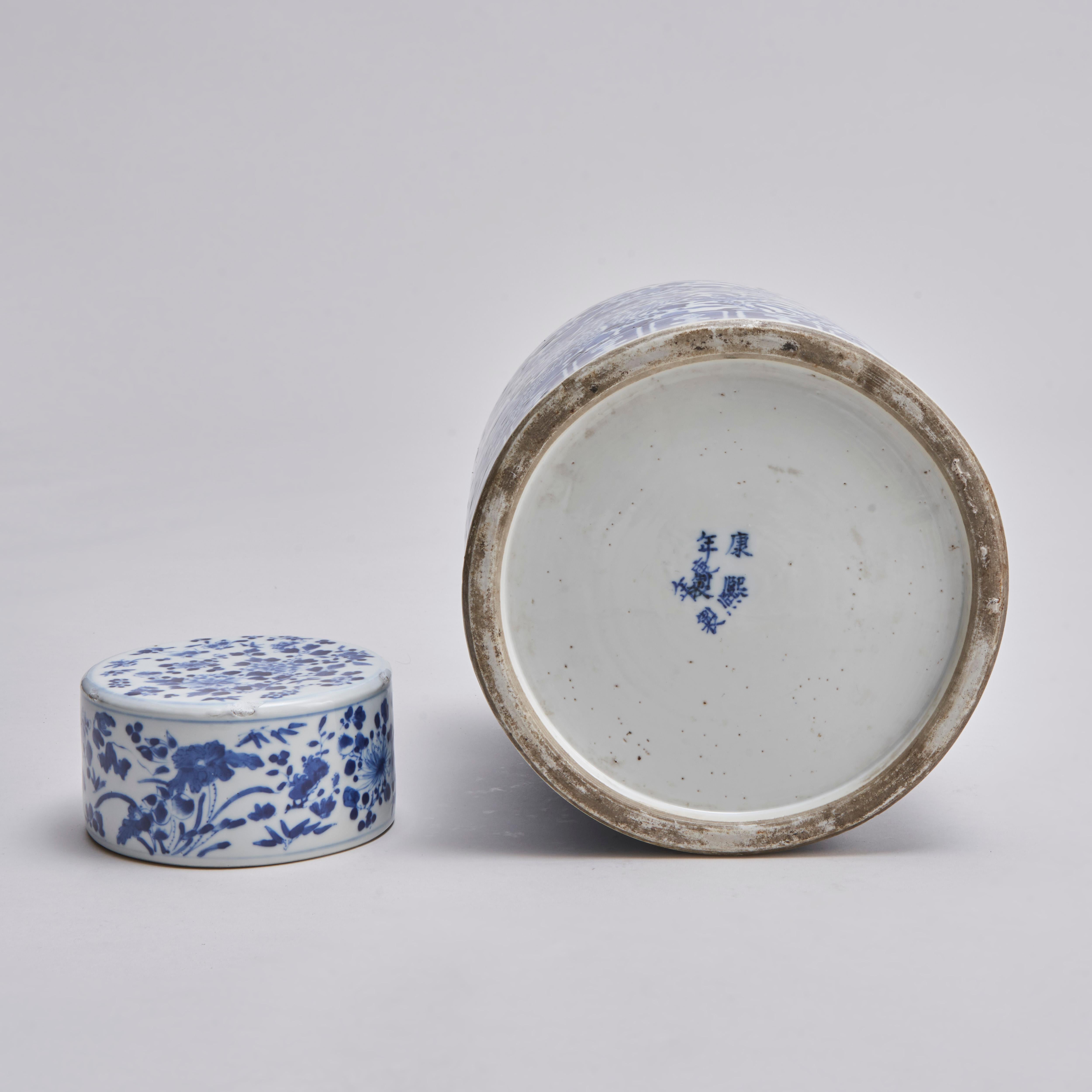 A large, circular form 19th Century Chinese porcelain blue and white cover For Sale 6