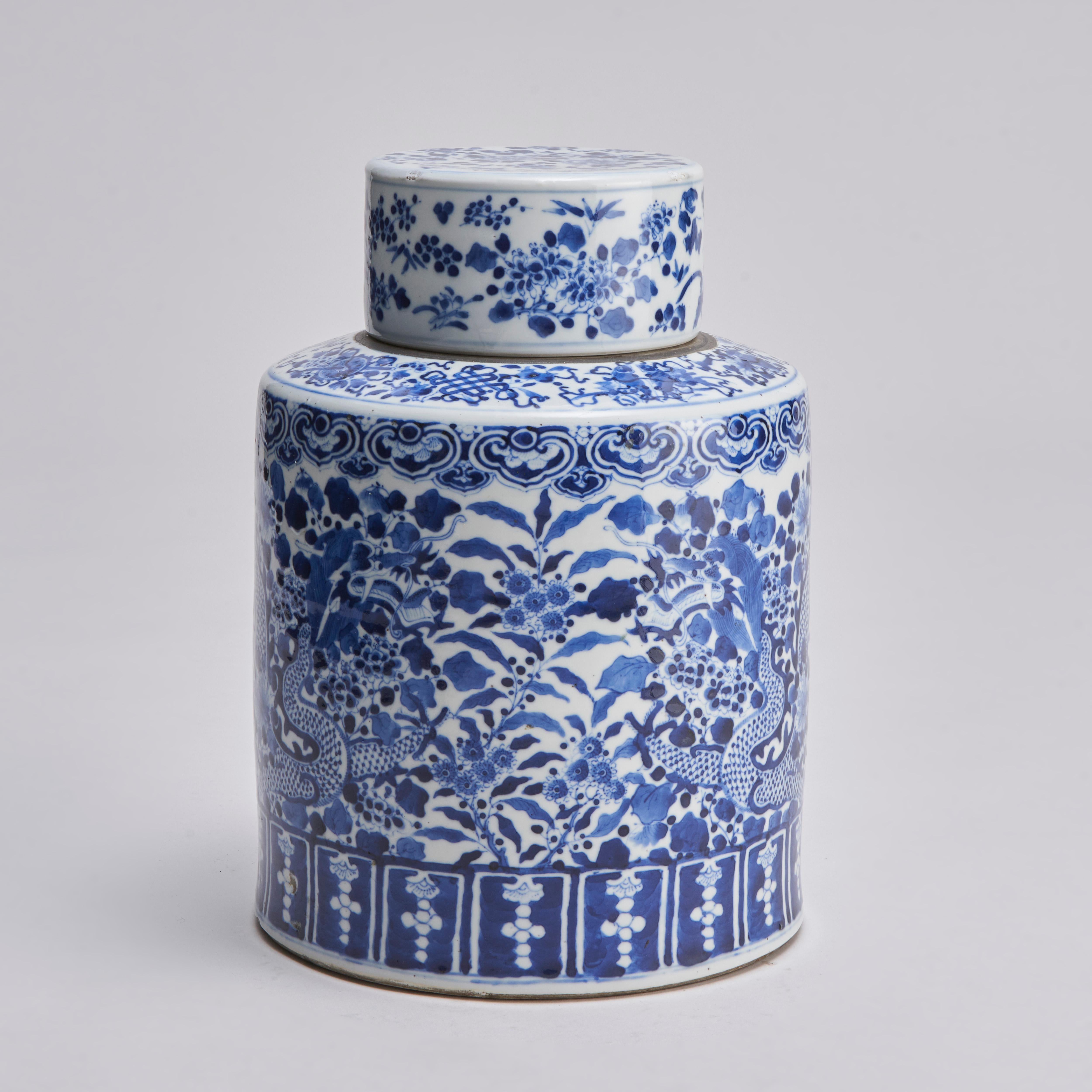 A large, circular form 19th Century Chinese porcelain blue and white cover In Good Condition For Sale In London, GB