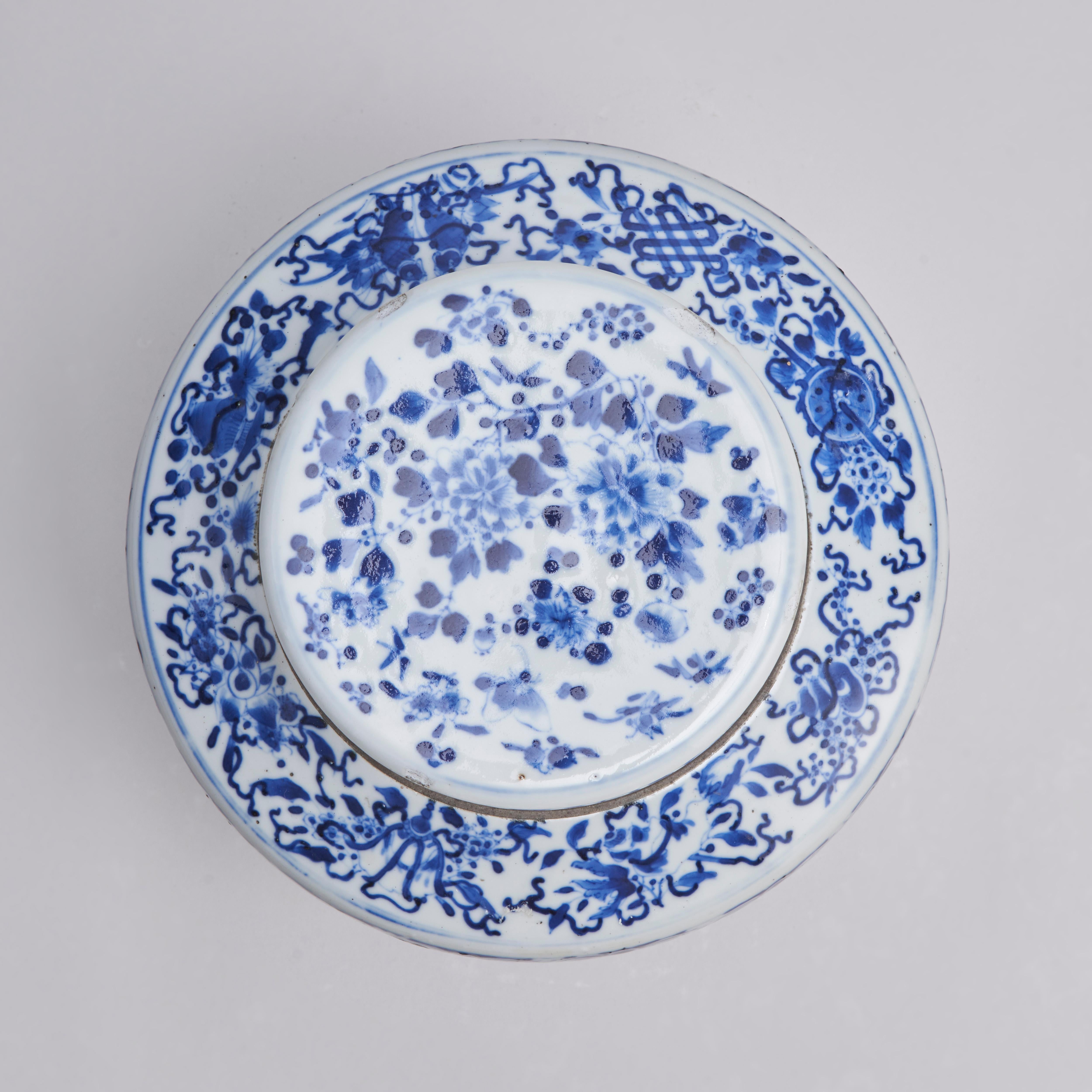 A large, circular form 19th Century Chinese porcelain blue and white cover For Sale 2
