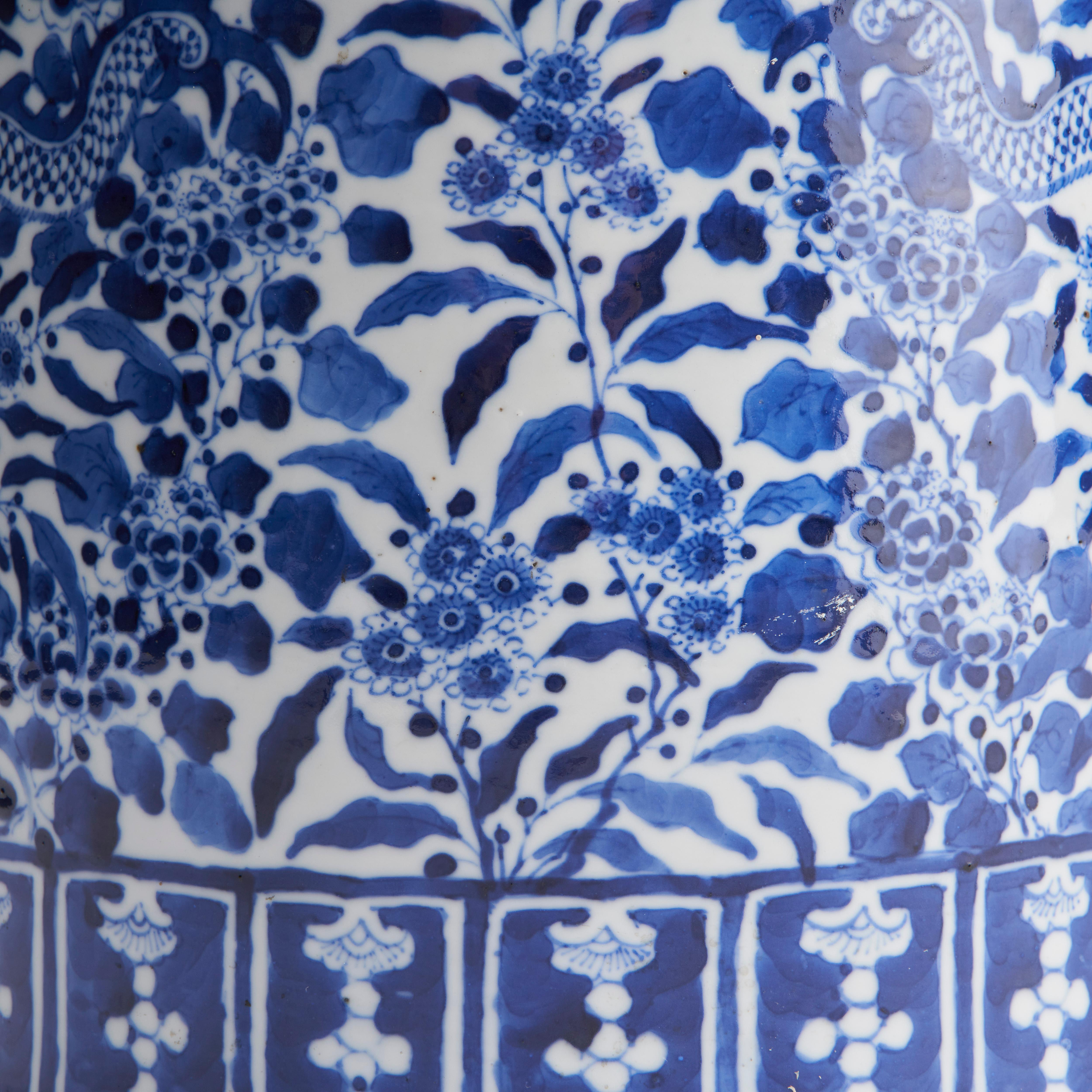 A large, circular form 19th Century Chinese porcelain blue and white cover For Sale 3