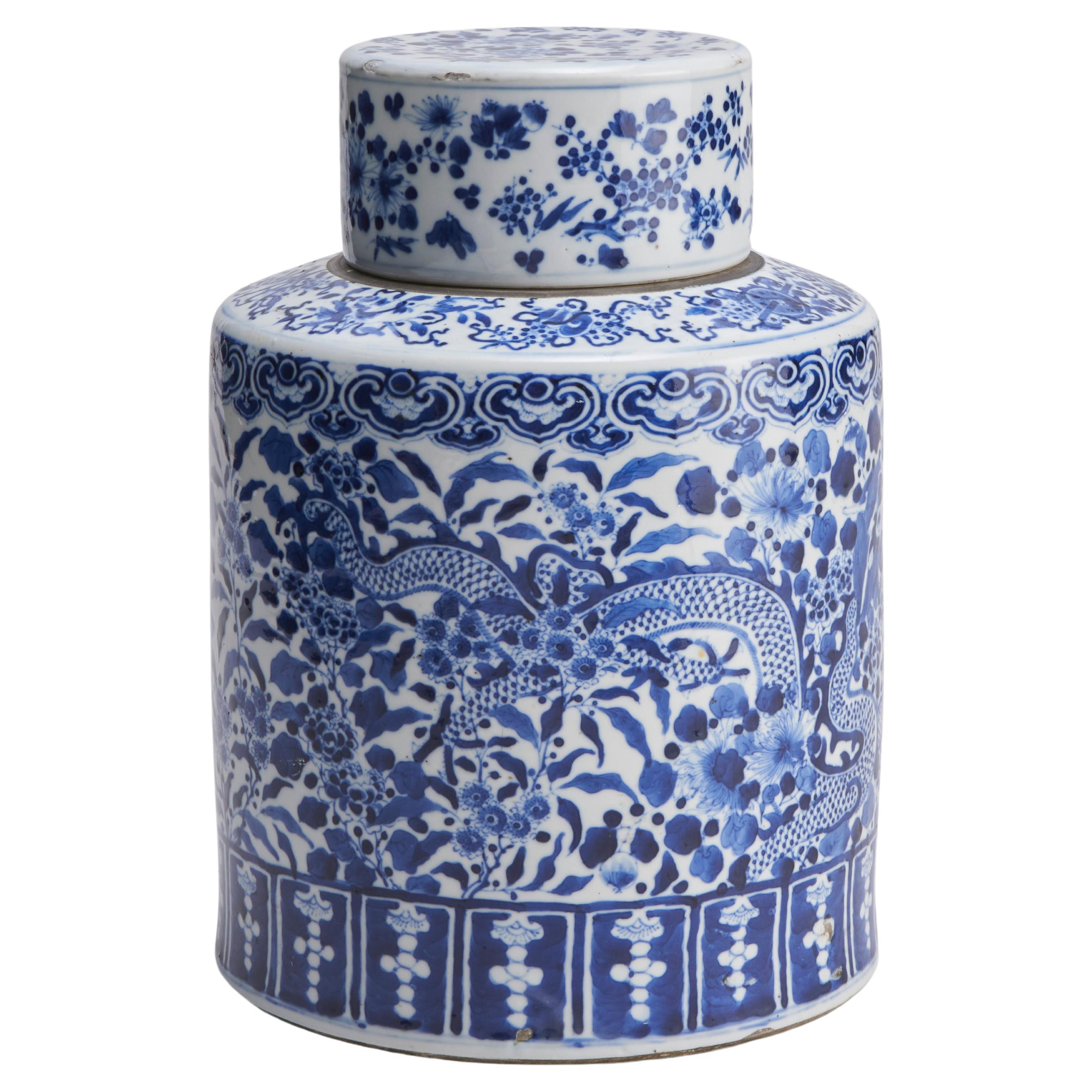 A large, circular form 19th Century Chinese porcelain blue and white cover For Sale