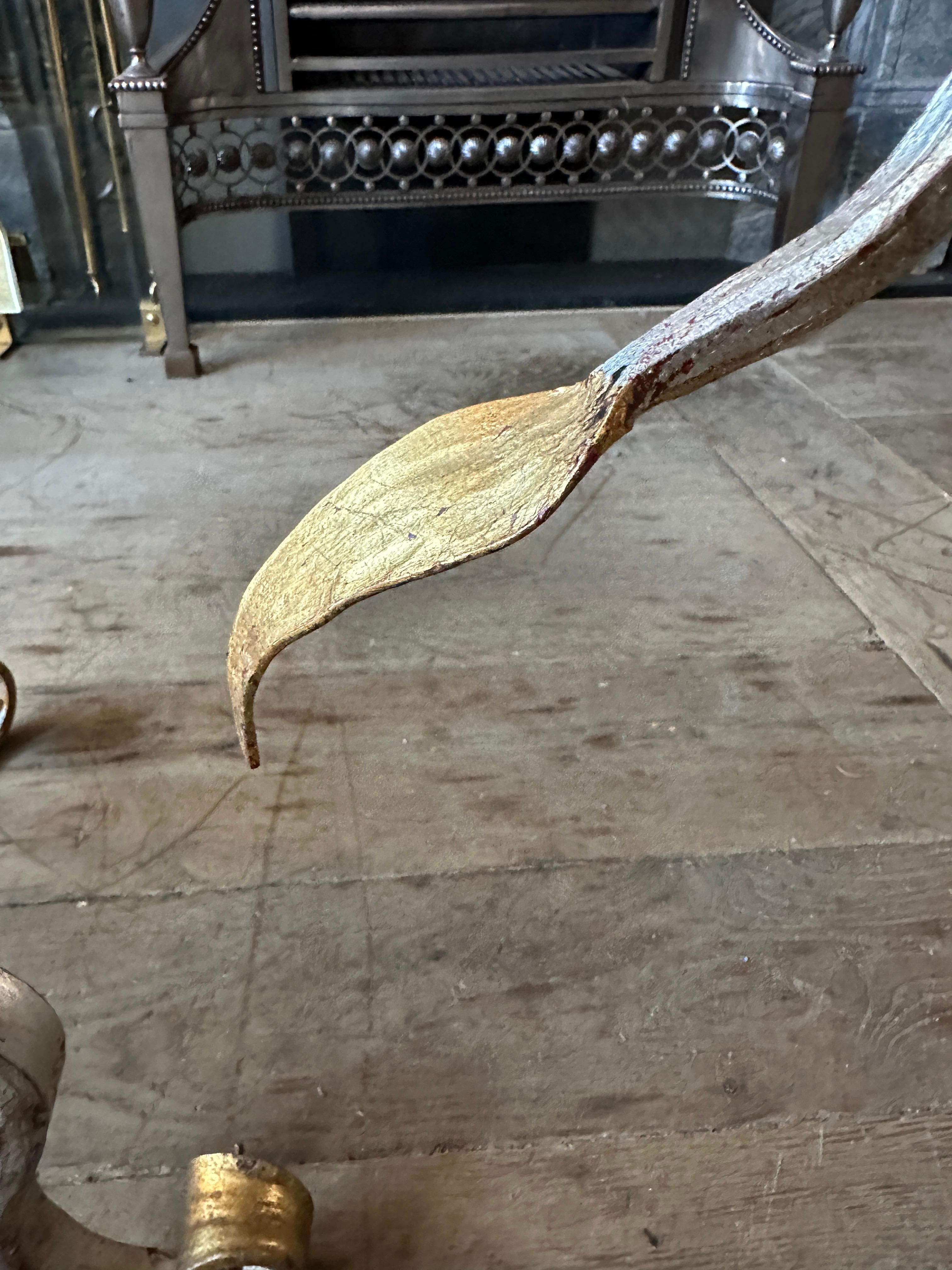 Grande table de cocktail circulaire en fer forgé doré, de très bonne qualité, avec des détails délicats. Le corps principal est en argent doré, les feuilles et les volutes en or doré, ainsi que le fleuron en forme de gland au centre. Cinq pieds à