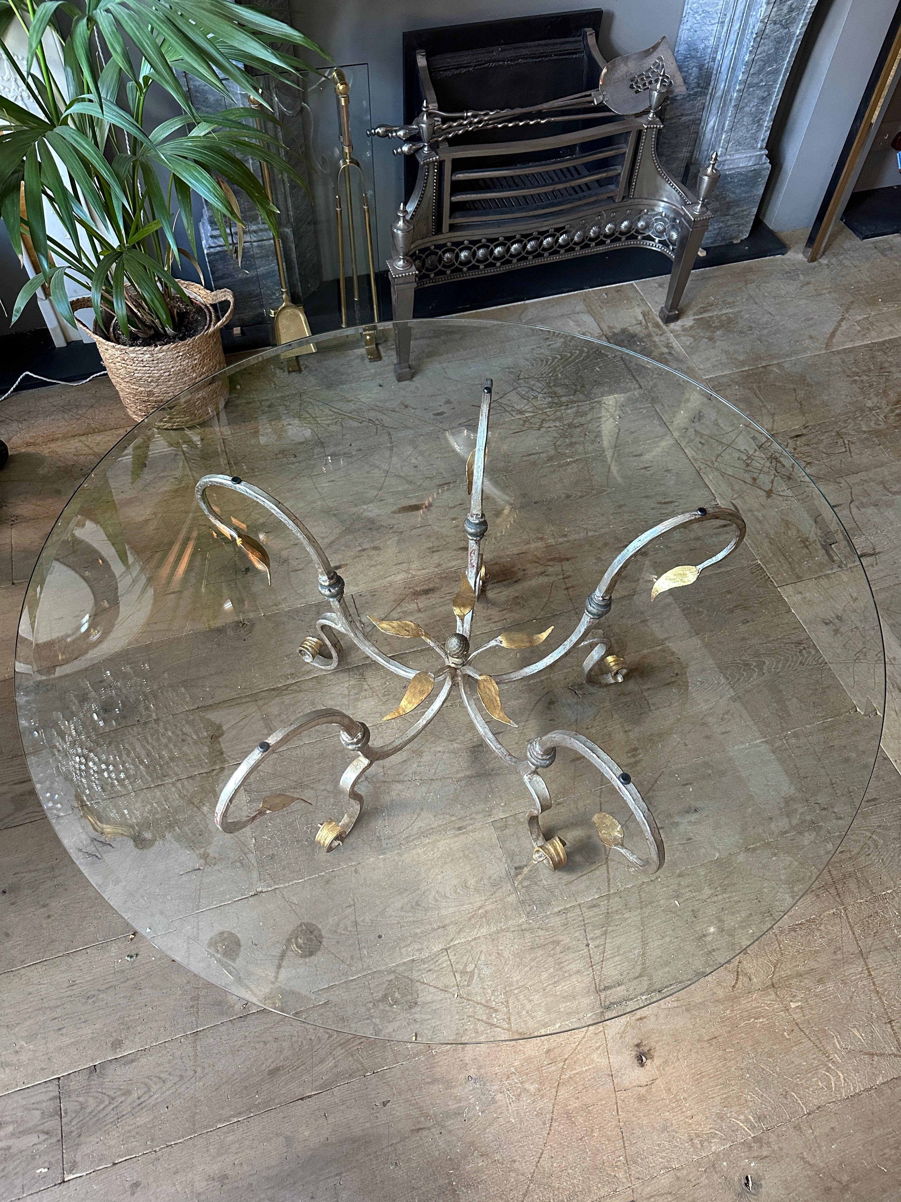 Doré Grande table basse ou de cocktail circulaire en fer forgé doré et argenté en vente