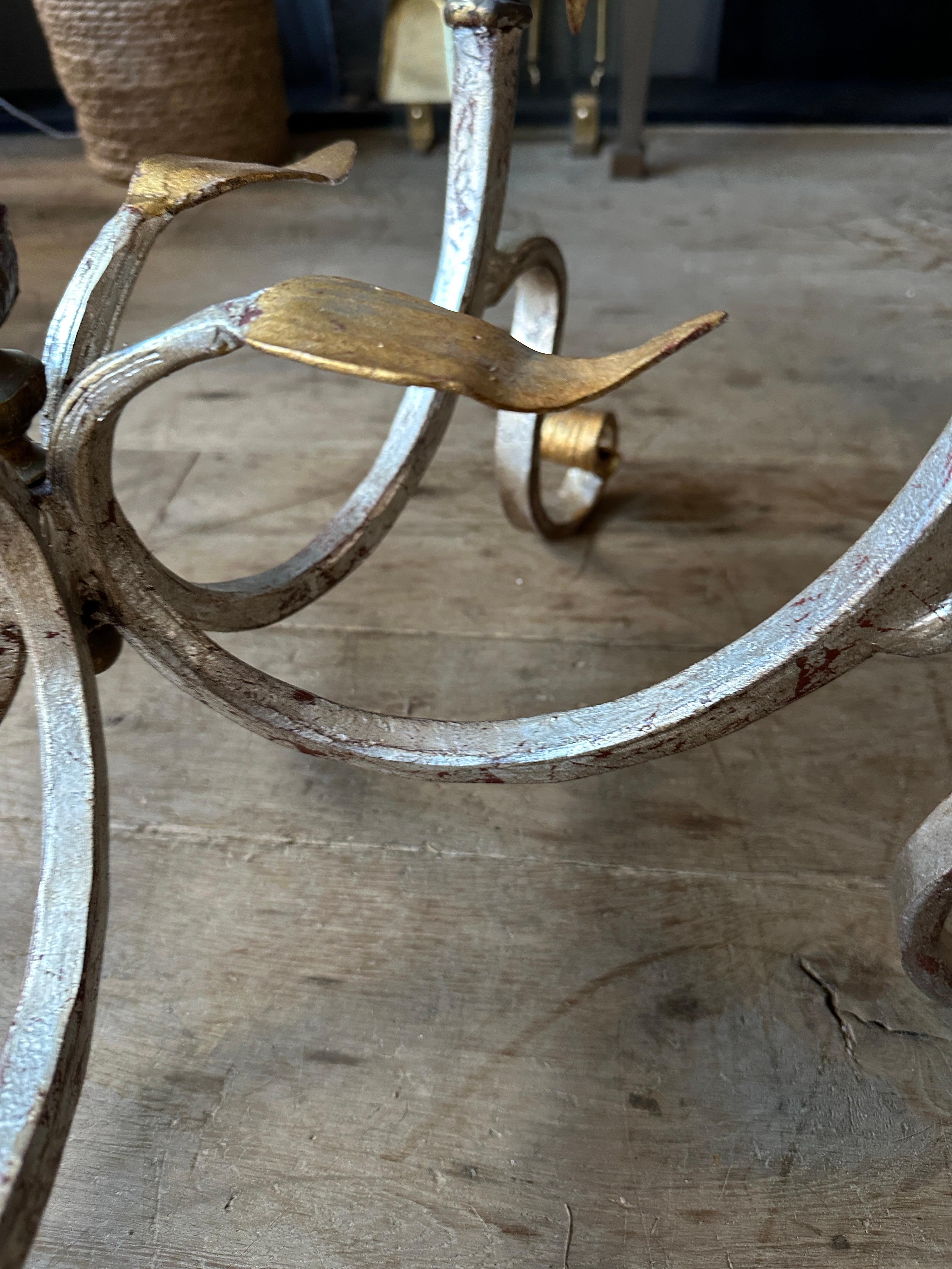 Fer forgé Grande table basse ou de cocktail circulaire en fer forgé doré et argenté en vente