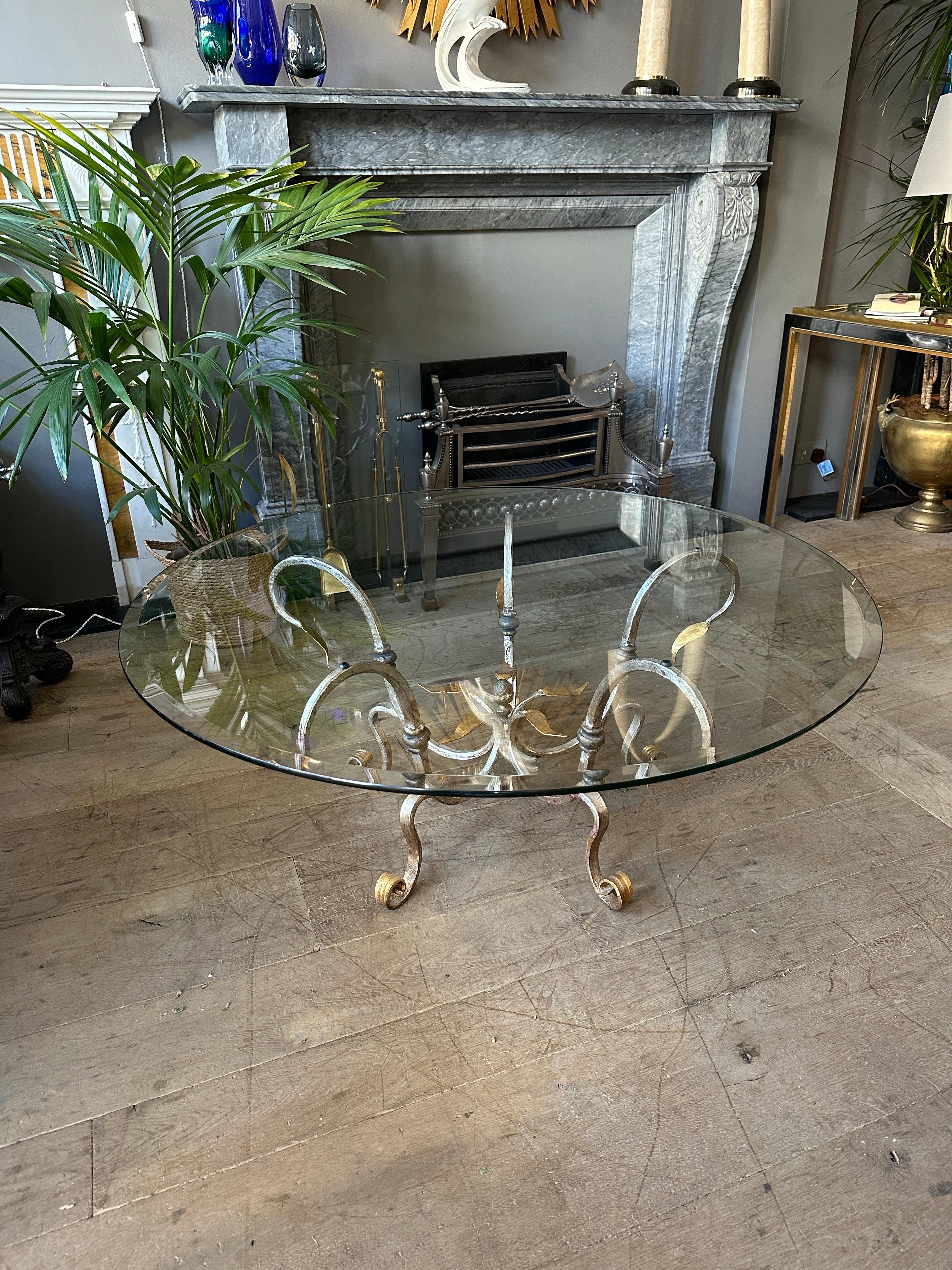 Grande table basse ou de cocktail circulaire en fer forgé doré et argenté en vente 2