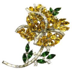 Grande broche « rose » en citrine, émeraude et pâte transparente, Trifari, États-Unis, années 1950