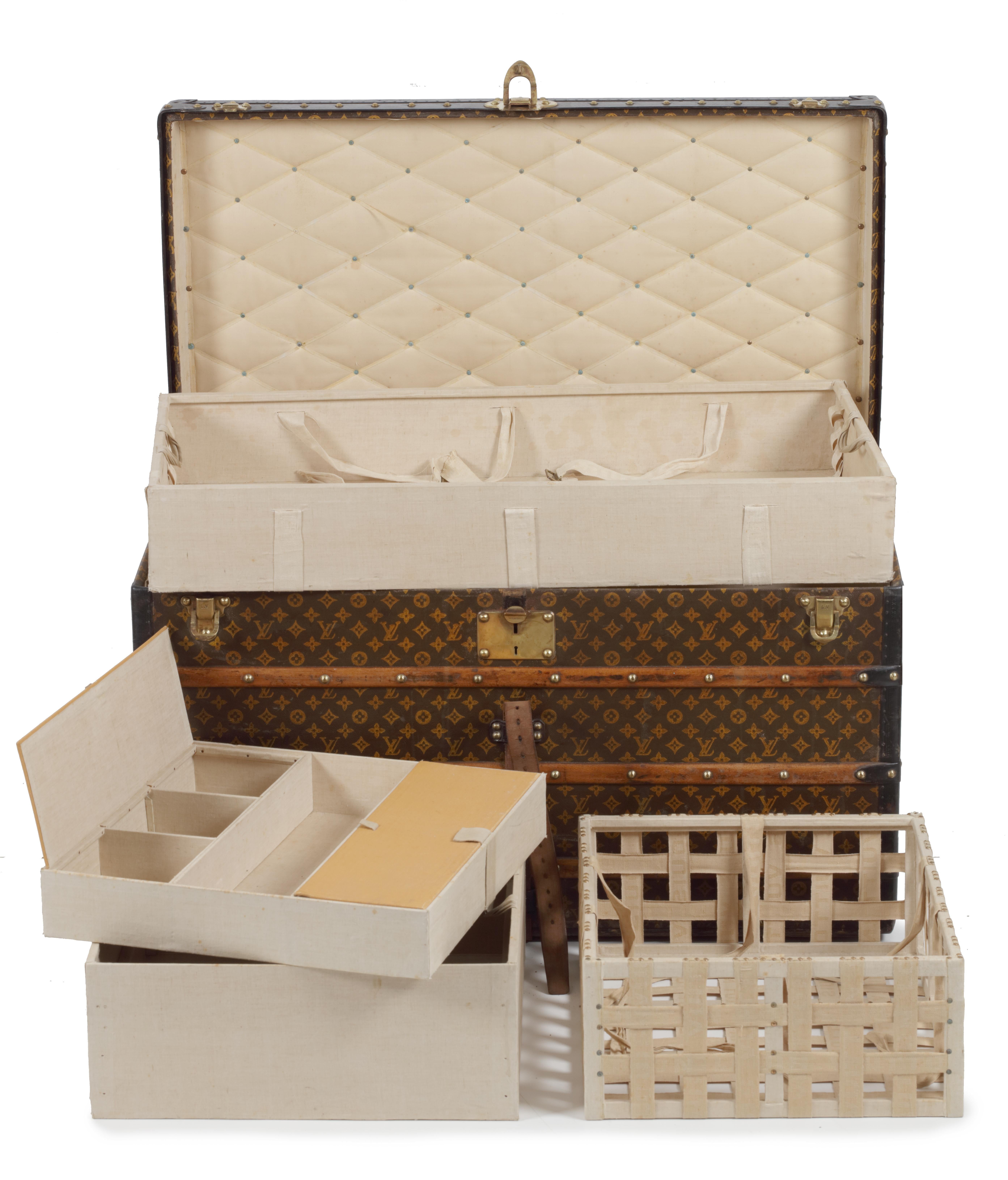 Francese A large classic Louis Vuitton steamer trunk in vendita