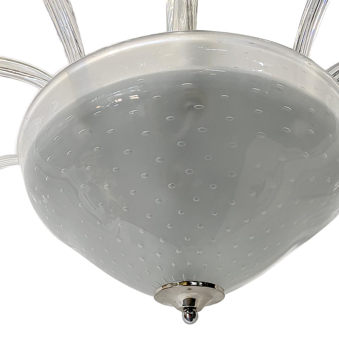Lampadario a cinque bracci in vetro soffiato di Murano del 1950 circa con corpo nichelato.

Misure:
Diametro 42