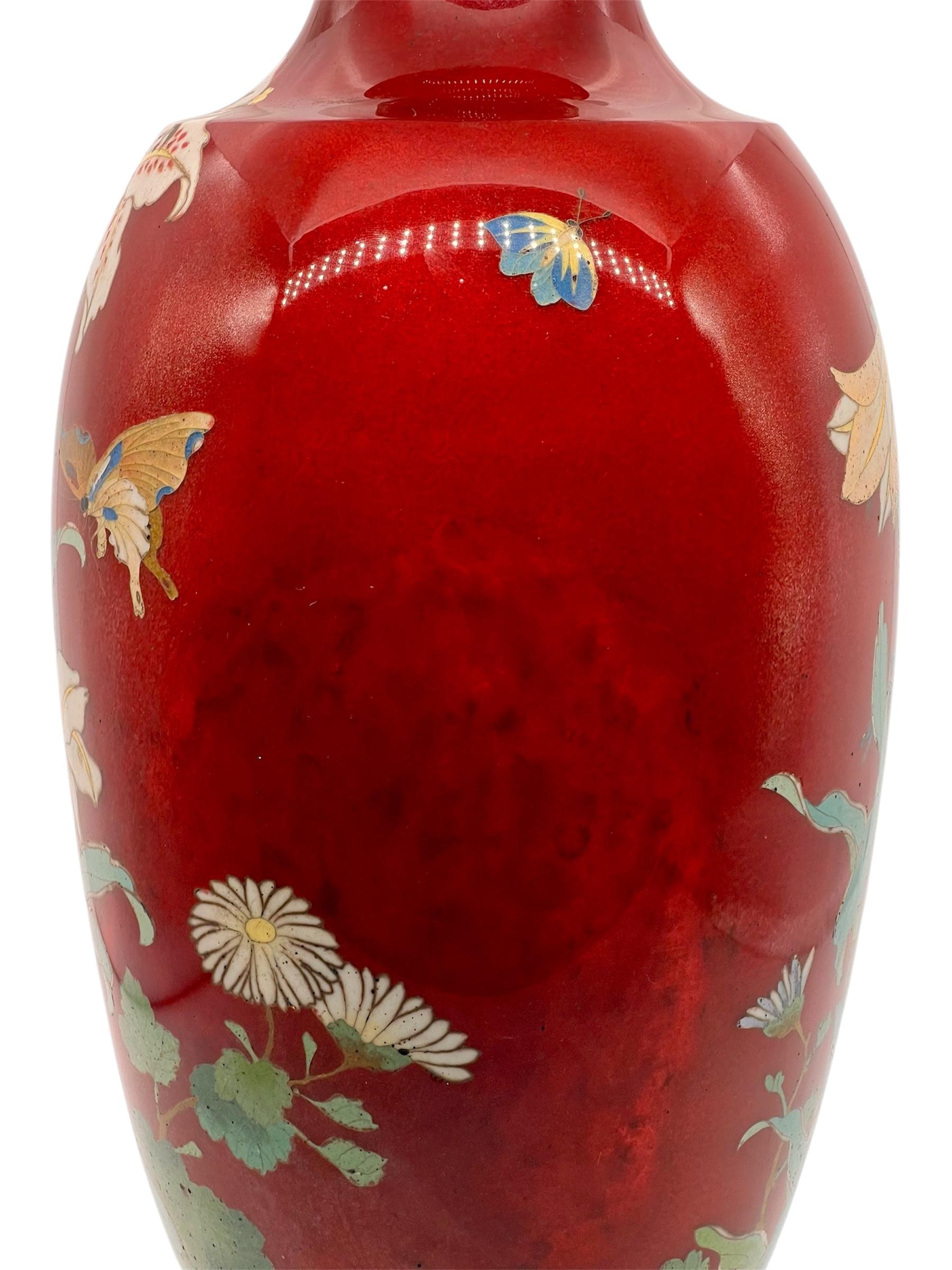 Grand vase en émail cloisonné décoré de fleurs et de papillons. L'ère Meiji en vente 5