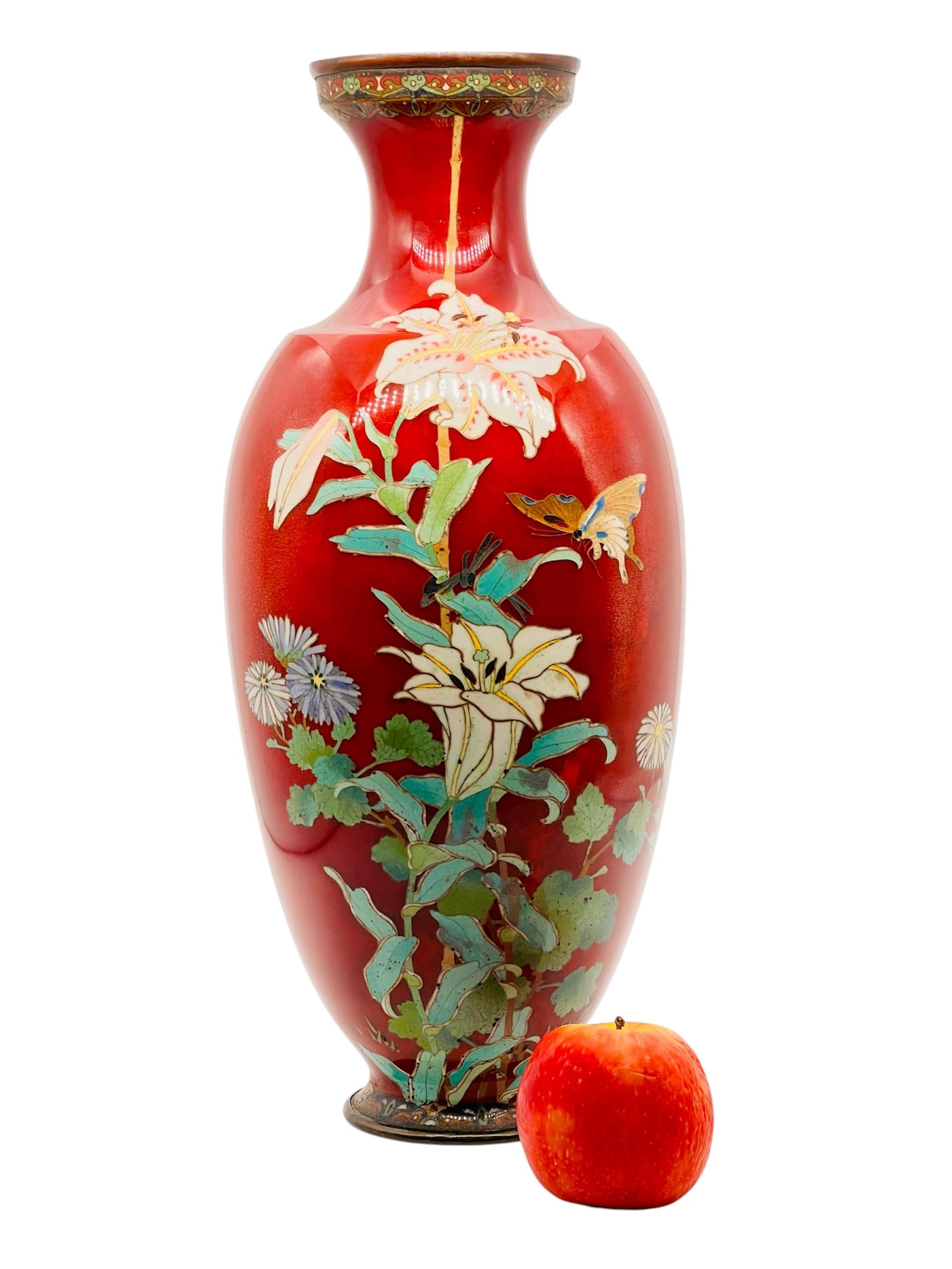 Grand vase en émail cloisonné décoré de fleurs et de papillons. L'ère Meiji en vente 7
