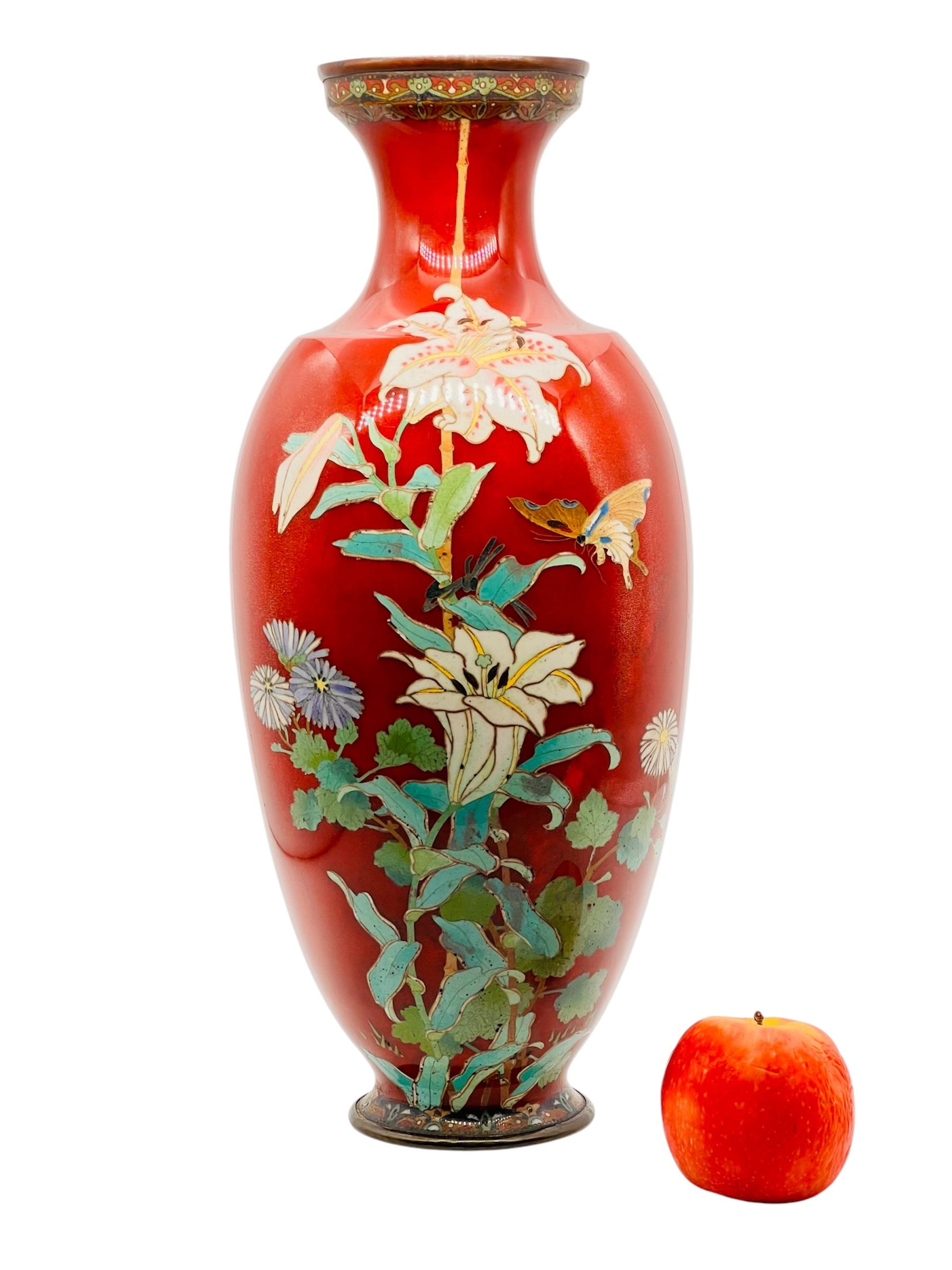 Grand vase en émail cloisonné décoré de fleurs et de papillons. L'ère Meiji en vente 8