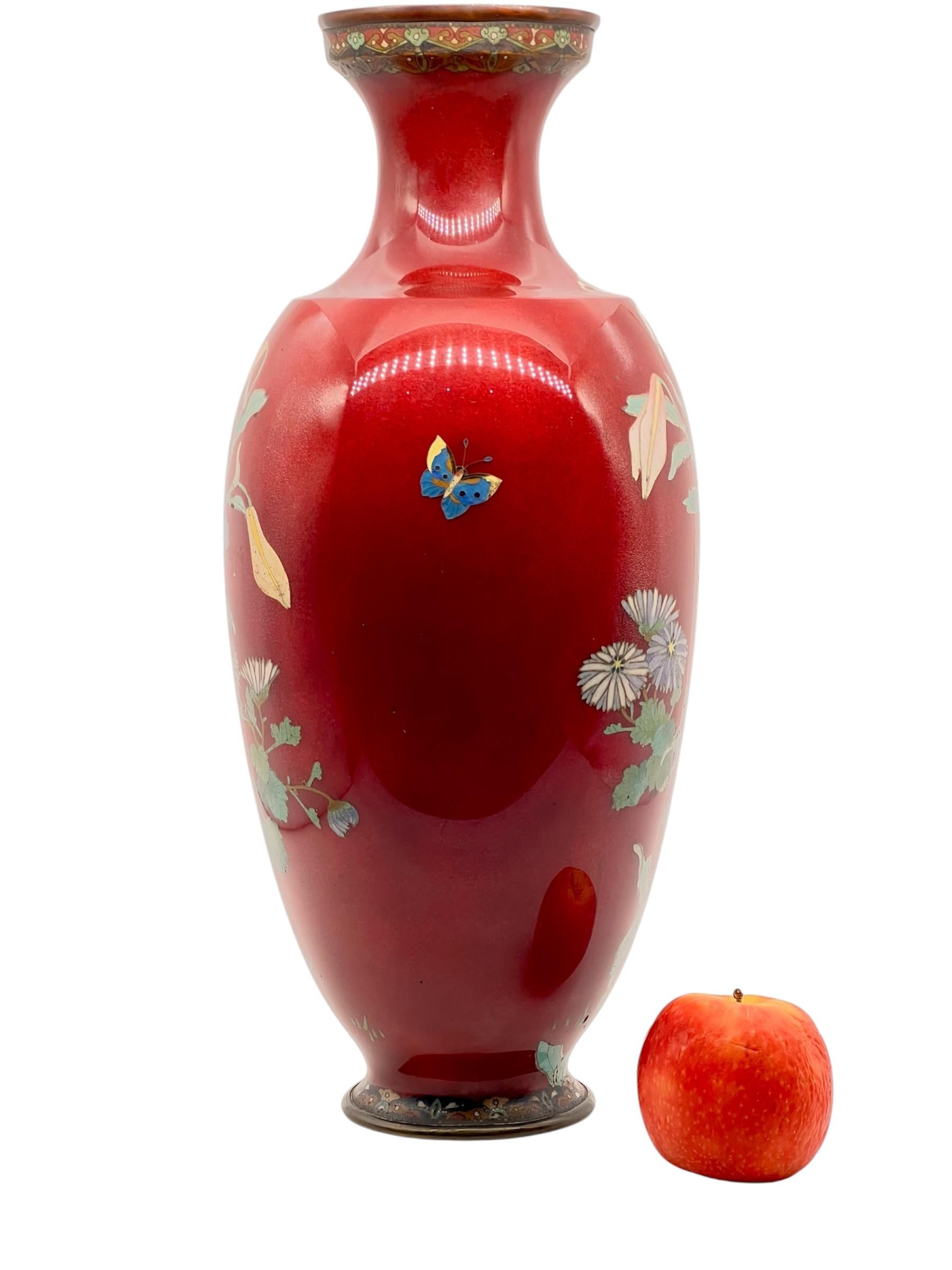 Grand vase en émail cloisonné décoré de fleurs et de papillons. L'ère Meiji en vente 9